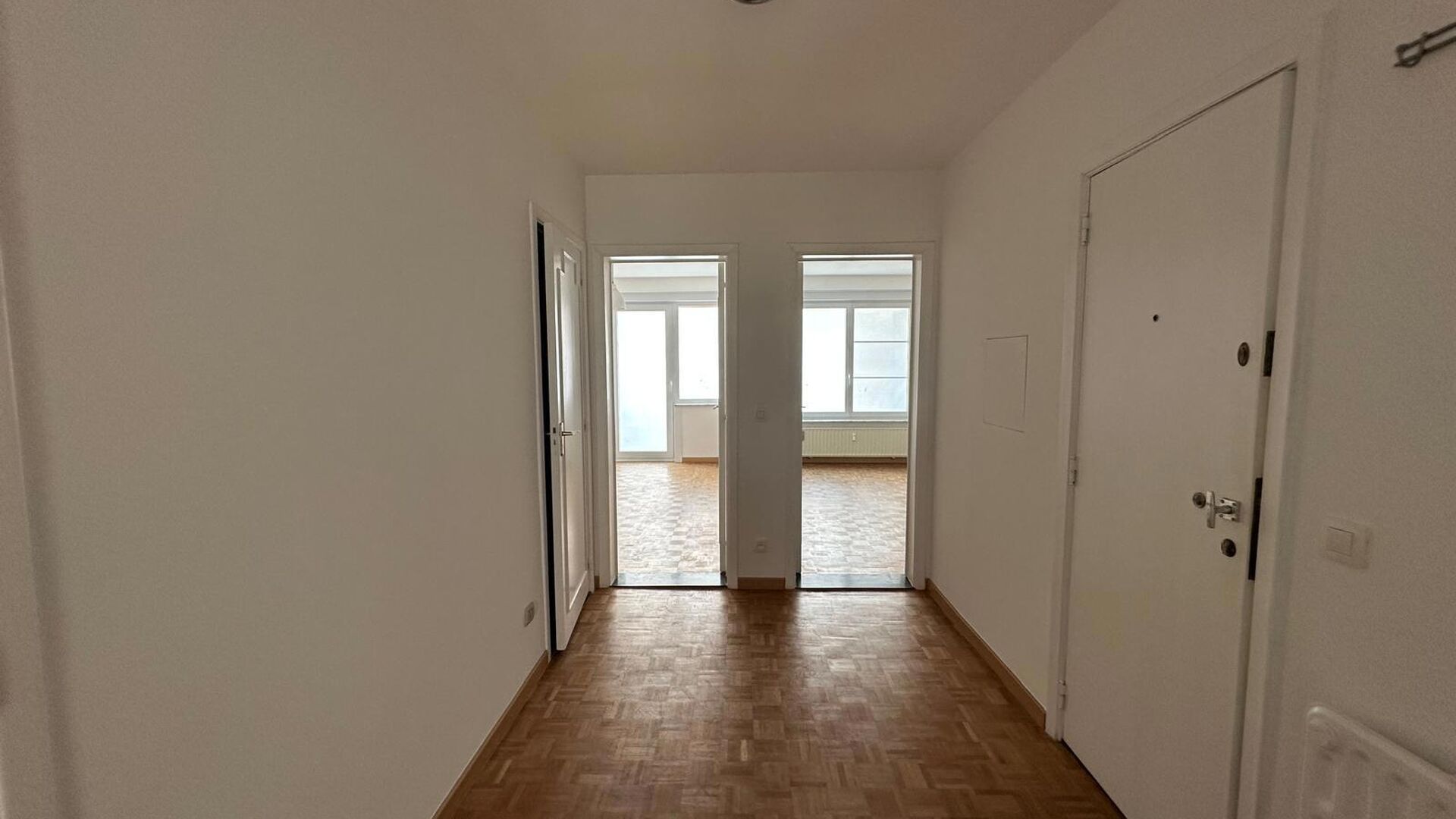 For Rent: Bright 2-Bedroom Apartment in the Heart of Leuven
This spacious and bright apartment on the 3rd floor is ideally located at Herbert Hooverplein, right in the center of Leuven. A prime location with all amenities within walking distance: shops,
