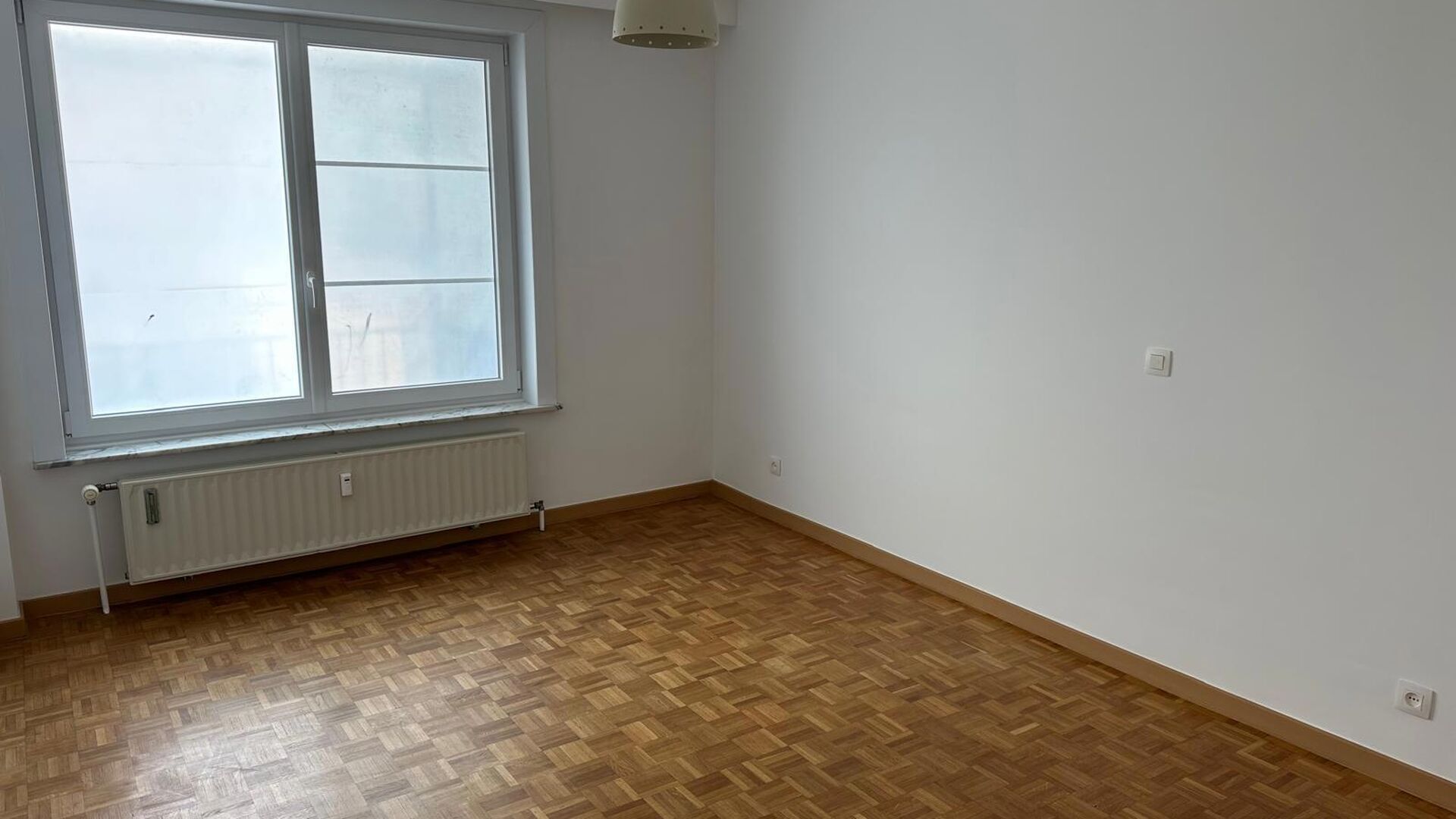 For Rent: Bright 2-Bedroom Apartment in the Heart of Leuven
This spacious and bright apartment on the 3rd floor is ideally located at Herbert Hooverplein, right in the center of Leuven. A prime location with all amenities within walking distance: shops,