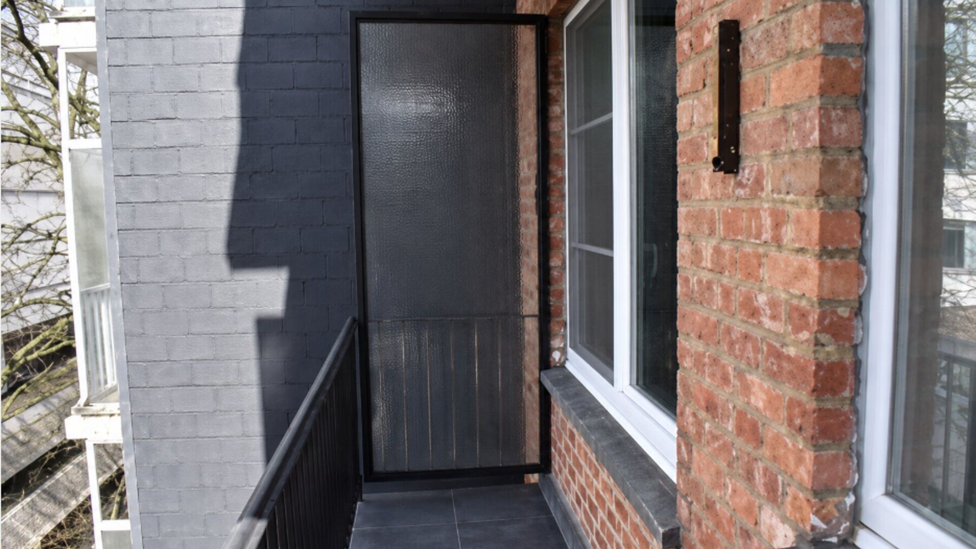 For Rent: Bright 2-Bedroom Apartment in the Heart of Leuven
This spacious and bright apartment on the 3rd floor is ideally located at Herbert Hooverplein, right in the center of Leuven. A prime location with all amenities within walking distance: shops,