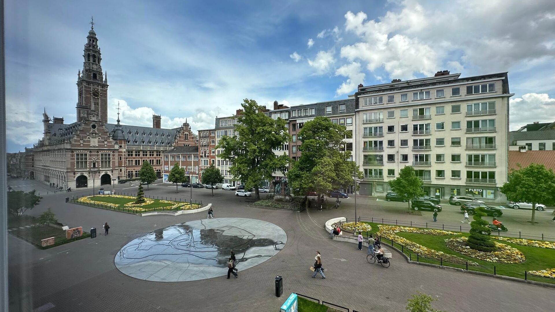 For Rent: Bright 2-Bedroom Apartment in the Heart of Leuven
This spacious and bright apartment on the 3rd floor is ideally located at Herbert Hooverplein, right in the center of Leuven. A prime location with all amenities within walking distance: shops,