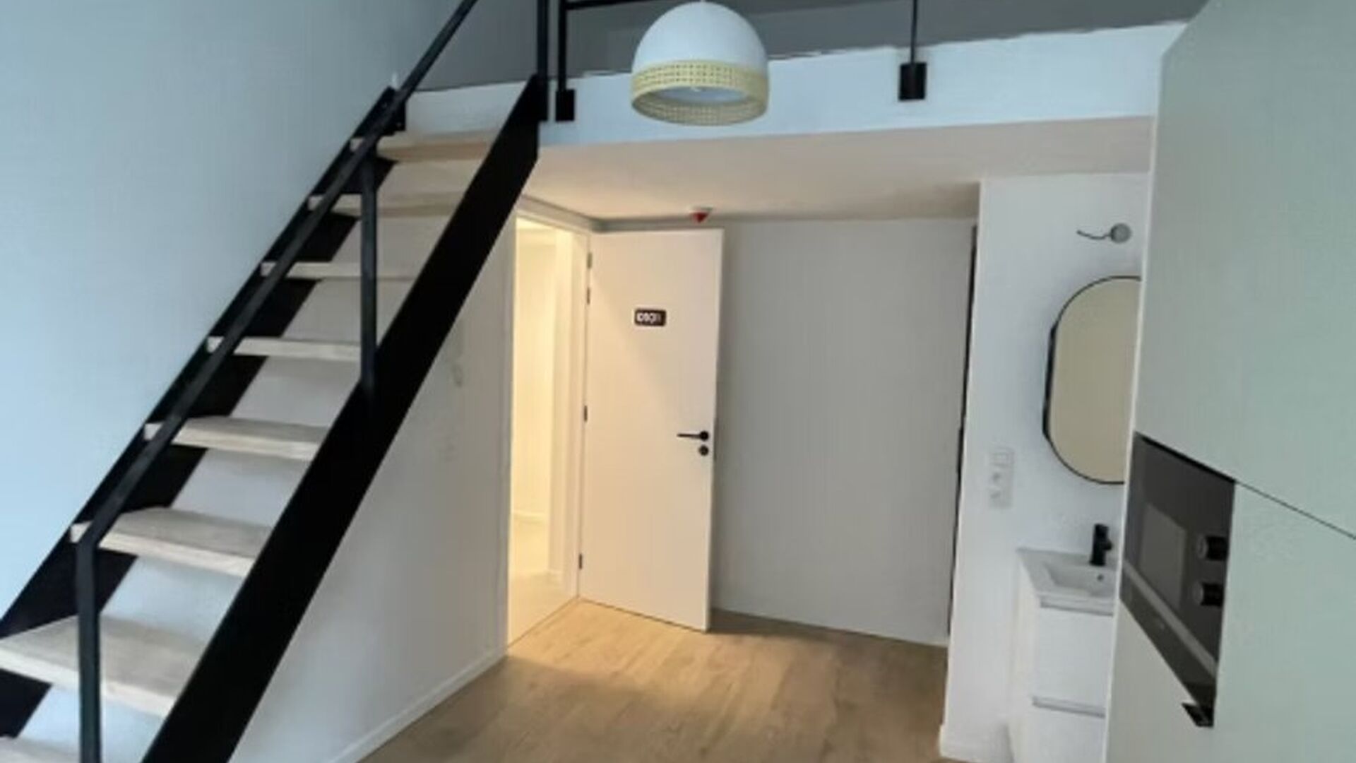 This move-in-ready room at Onze-Lievevrouwstraat 50 is ideal for anyone looking for peace and quiet while staying close to city life. Located just 350 metres from the Botanical Garden, the room is within walking distance of university buildings, shops, pu
