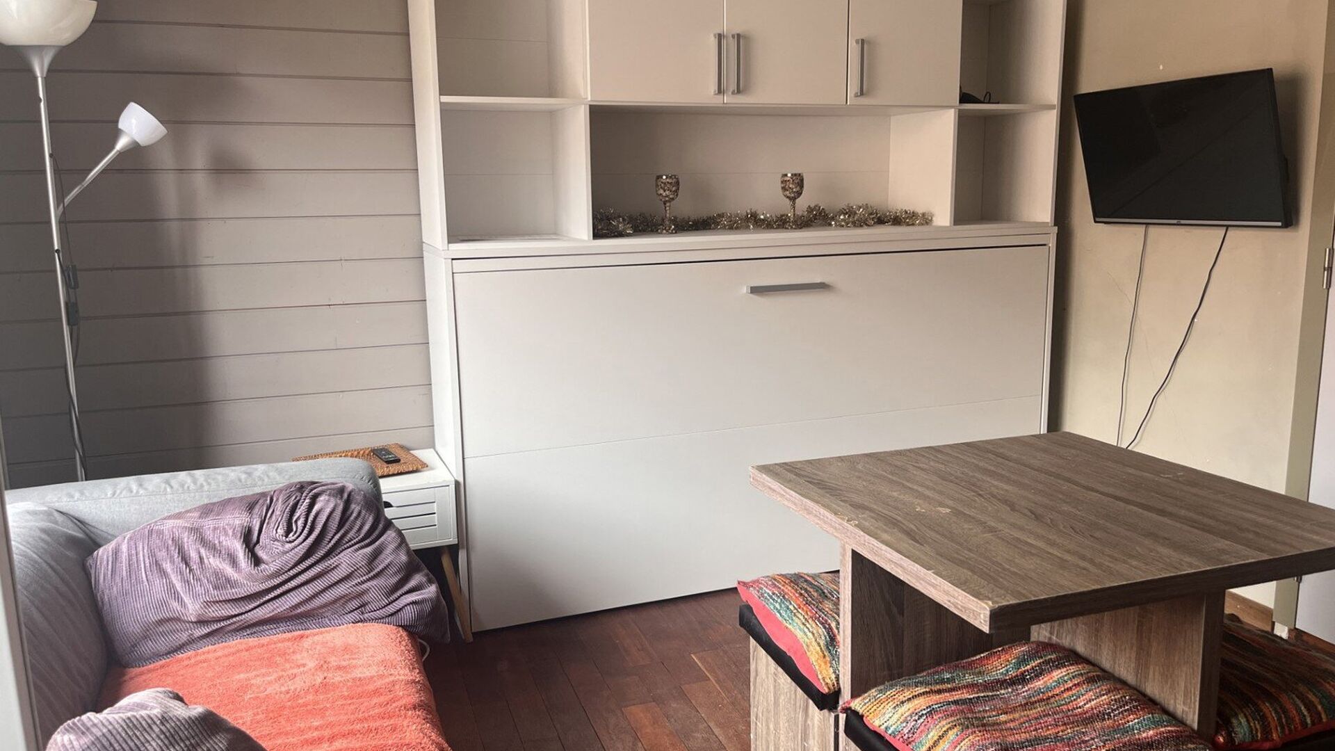This cosy, fully furnished studio is ideally located at Diestsestraat 29B, within walking distance of the Grand Market Square, shops, restaurants, and public transport. Situated at the rear of the building on the second floor, it offers a quiet and comfor