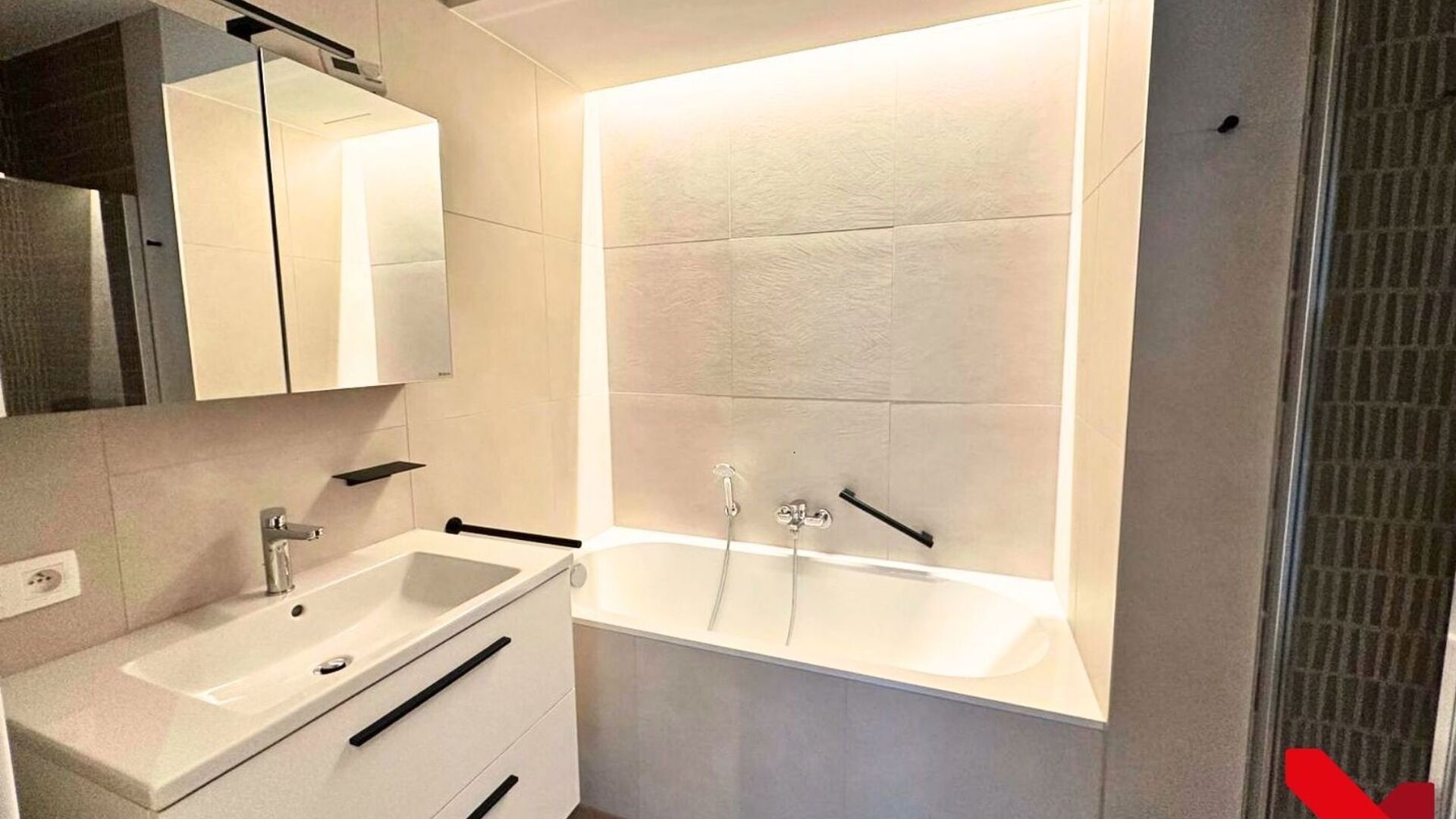 Luxury newly built apartment with 2 bedrooms in the brand-new residential project Burenberg.
This energy-efficient newly built apartment is part of the prestigious Burenberg residential project—a new development in Leuven offering many advantages, such