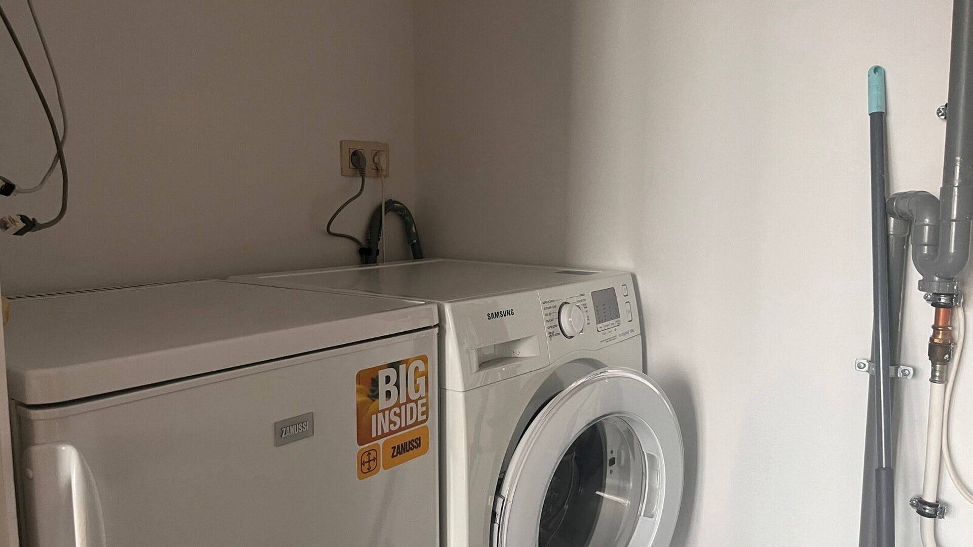 This bright spacious studio is located on the third floor at the back of the building with elevator. The studio has a built-in kitchen, storage room with washing machine and bathroom with shower, sink and WC. 
Available from October 1, 2024.
Rent 850 &euro; 