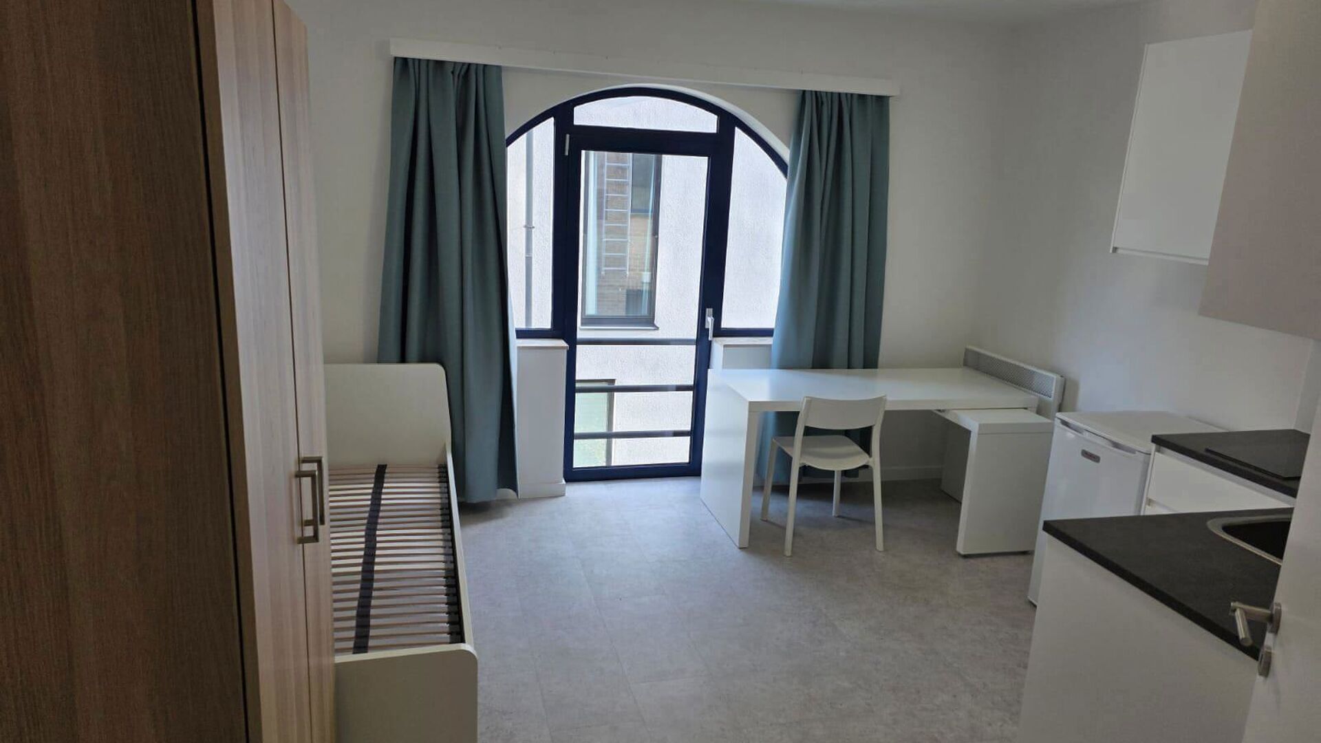 Just a stone&rsquo;s throw from Leuven, this beautiful studio is located on Leeuwerikenstraat in a quiet residential neighborhood near Heverlee and is available for the next academic year.

Within walking distance, you can enjoy a wide selection of restaurant