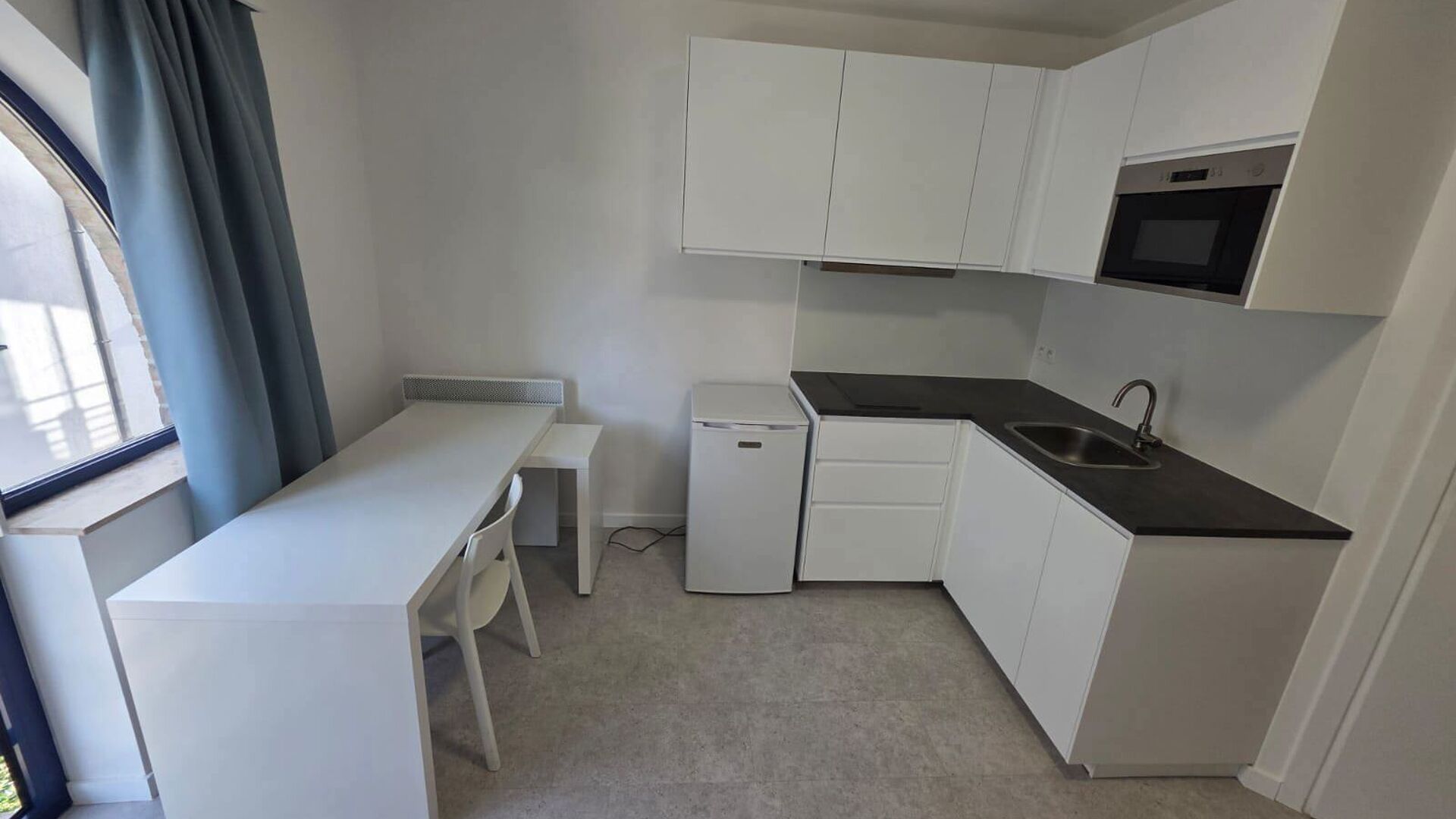 Just a stone&rsquo;s throw from Leuven, this beautiful studio is located on Leeuwerikenstraat in a quiet residential neighborhood near Heverlee and is available for the next academic year.

Within walking distance, you can enjoy a wide selection of restaurant