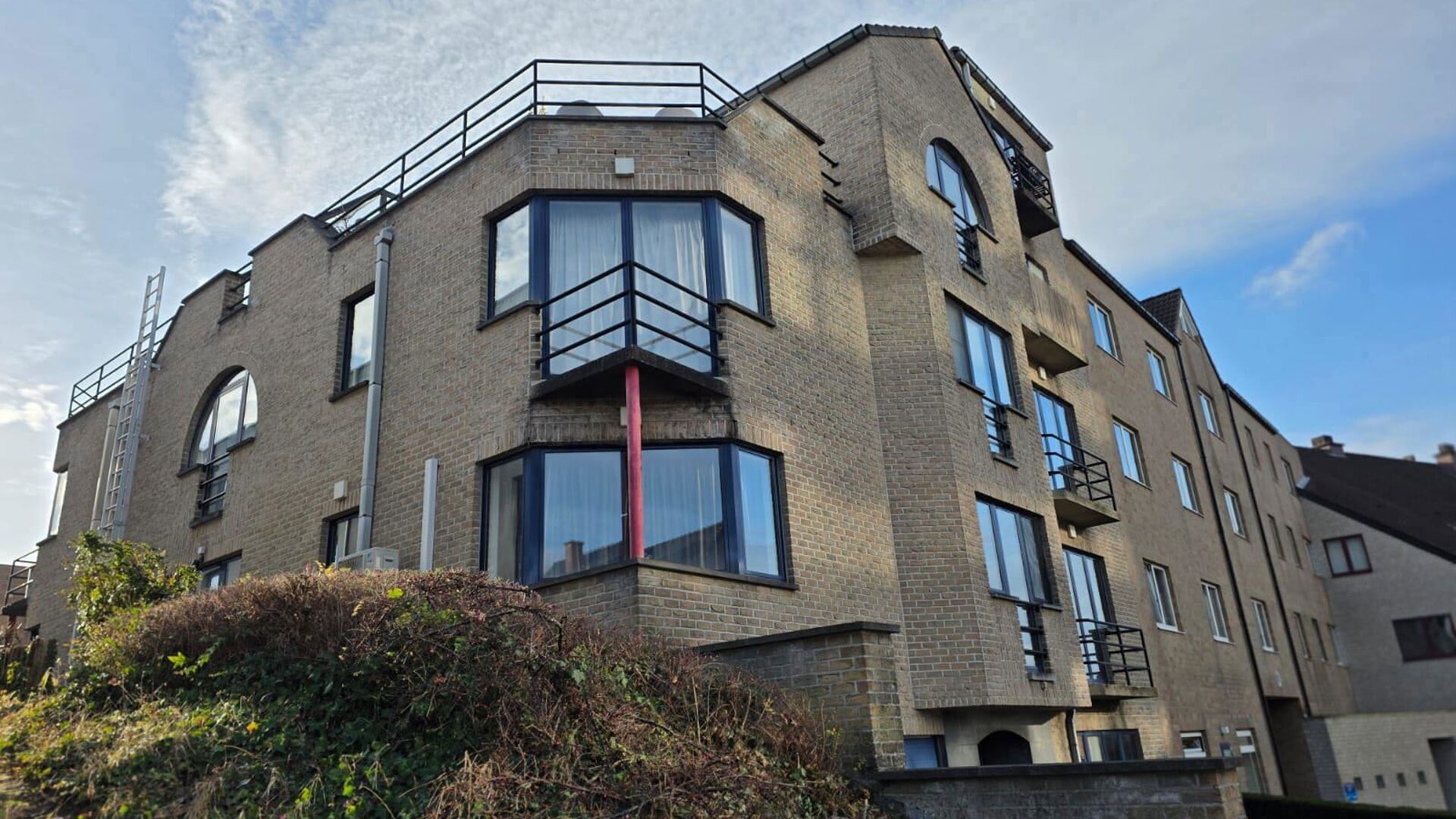 Just a stone&rsquo;s throw from Leuven, this beautiful studio is located on Leeuwerikenstraat in a quiet residential neighborhood near Heverlee and is available for the next academic year.

Within walking distance, you can enjoy a wide selection of restaurant