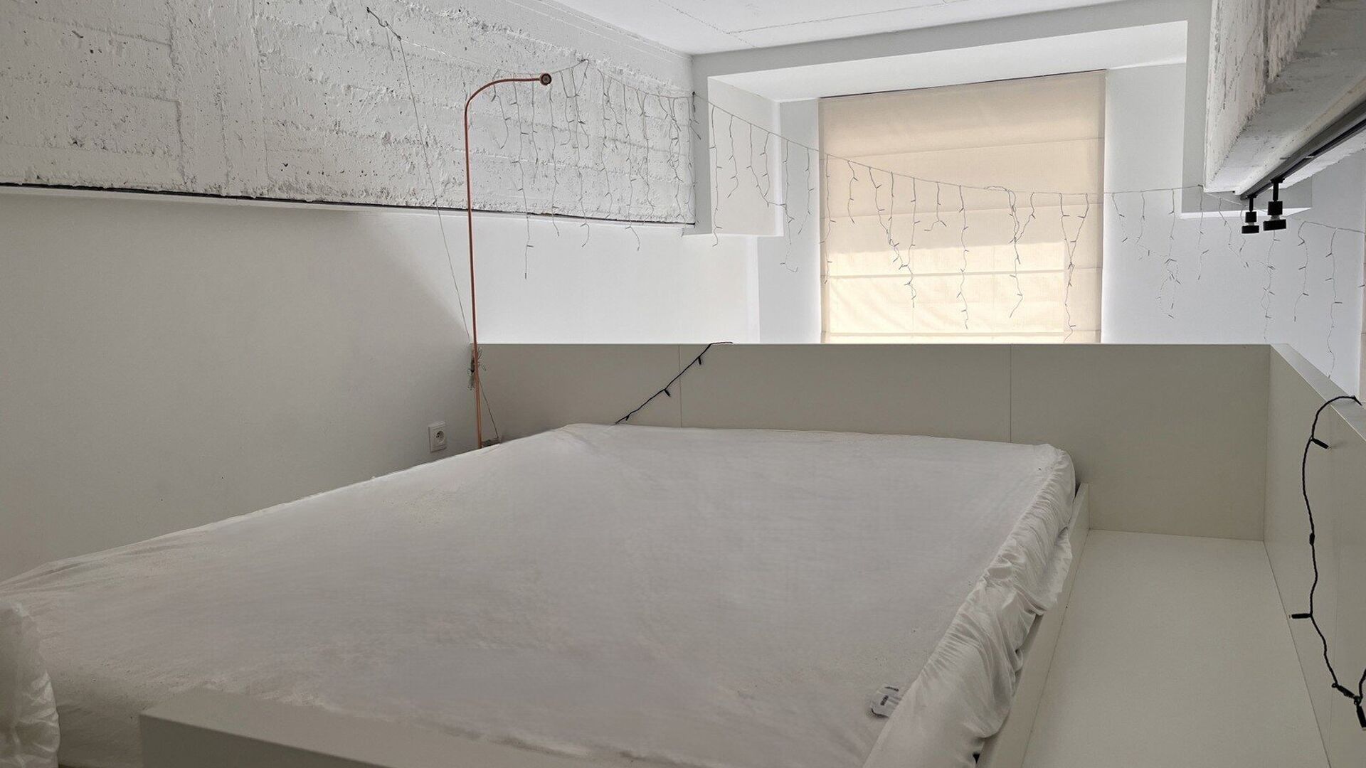 Are you looking for a stylish, move-in-ready studio in a prime location in Leuven? This unique duplex studio on the 6th floor of the Hungaria Residence offers an exceptional combination of space, light, and contemporary living comfort.
The Hungaria Resid