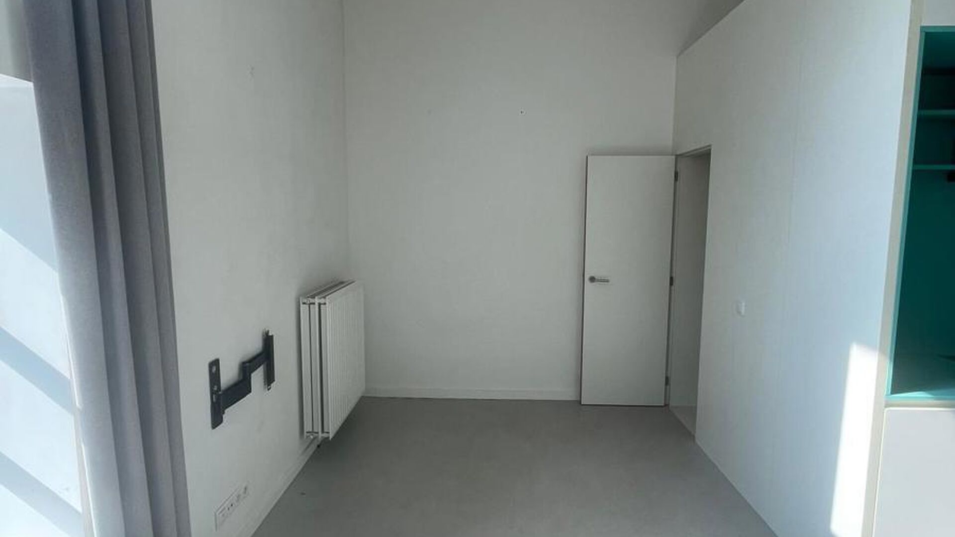 Are you looking for a stylish, move-in-ready studio in a prime location in Leuven? This unique duplex studio on the 6th floor of the Hungaria Residence offers an exceptional combination of space, light, and contemporary living comfort.
The Hungaria Resid