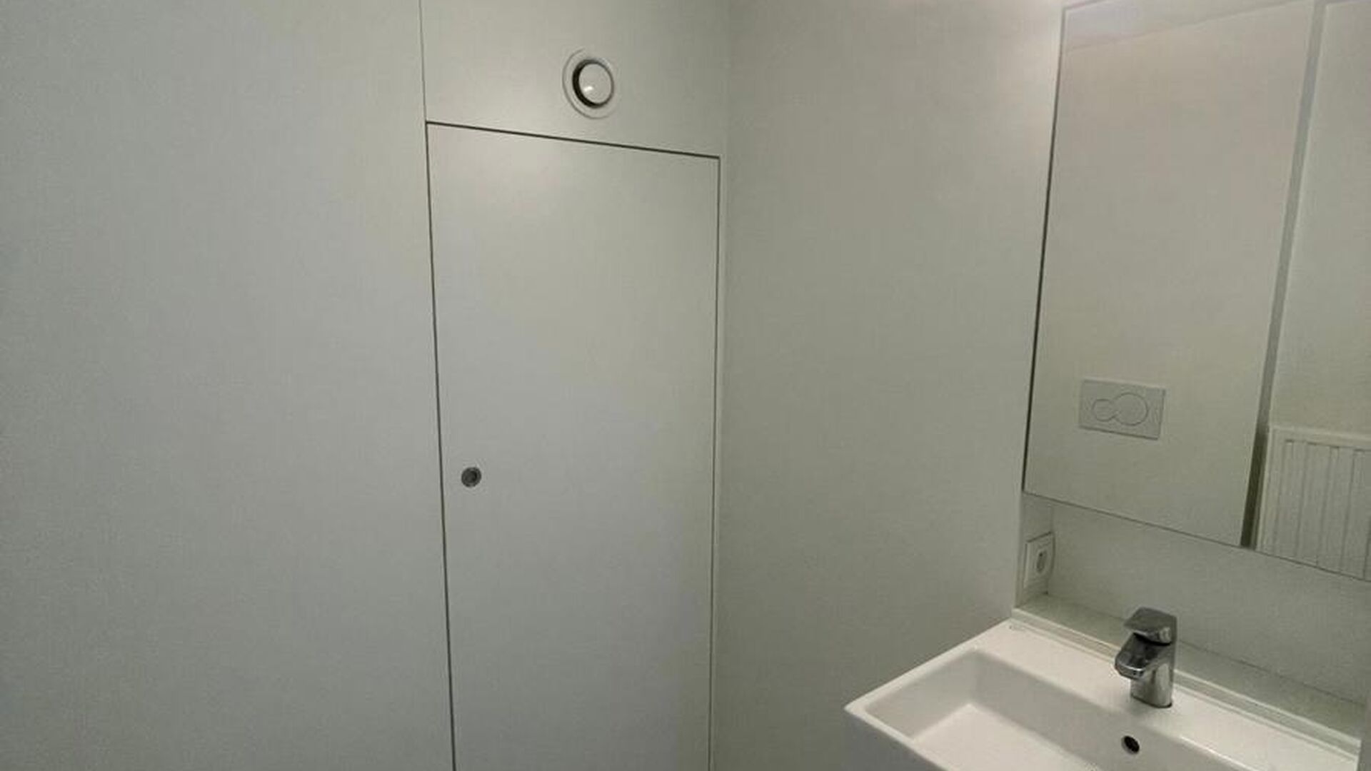 Are you looking for a stylish, move-in-ready studio in a prime location in Leuven? This unique duplex studio on the 6th floor of the Hungaria Residence offers an exceptional combination of space, light, and contemporary living comfort.
The Hungaria Resid