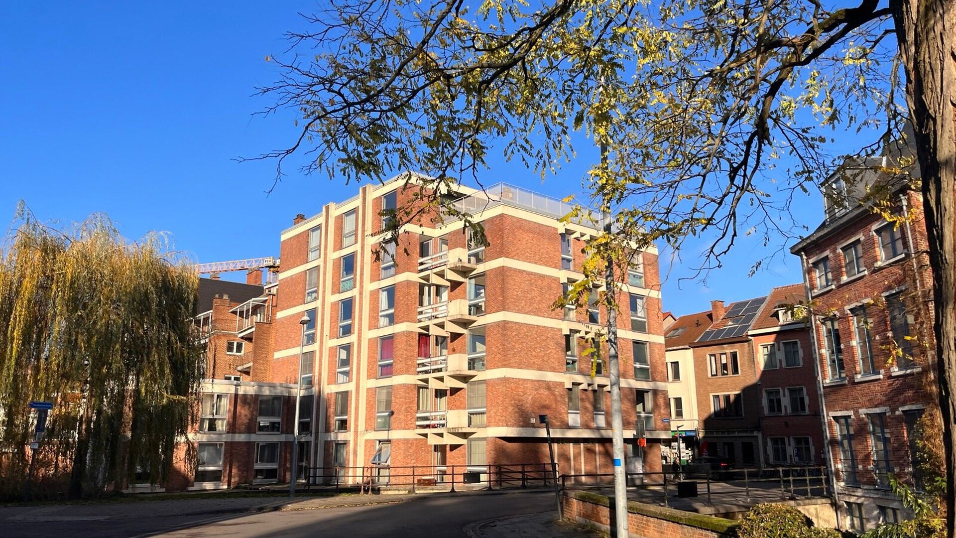 Spacious and bright studio, quietly located at the rear of Mechelsestraat, within walking distance of Leuven city centre. Thanks to its central location, public transport and the ring road around Leuven are also easily accessible.
The studio is situated