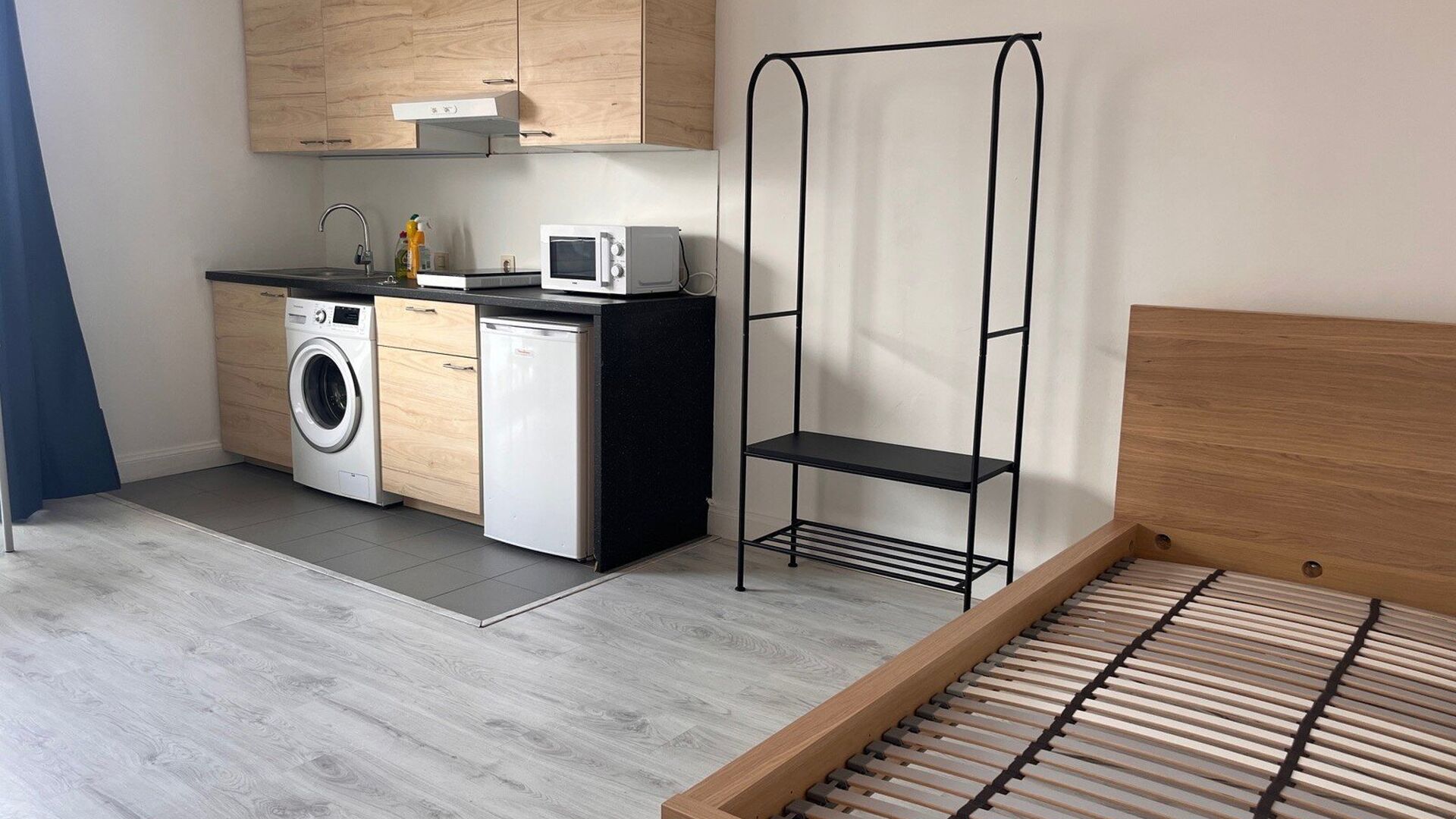 Spacious and bright studio, quietly located at the rear of Mechelsestraat, within walking distance of Leuven city centre. Thanks to its central location, public transport and the ring road around Leuven are also easily accessible.
The studio is situated