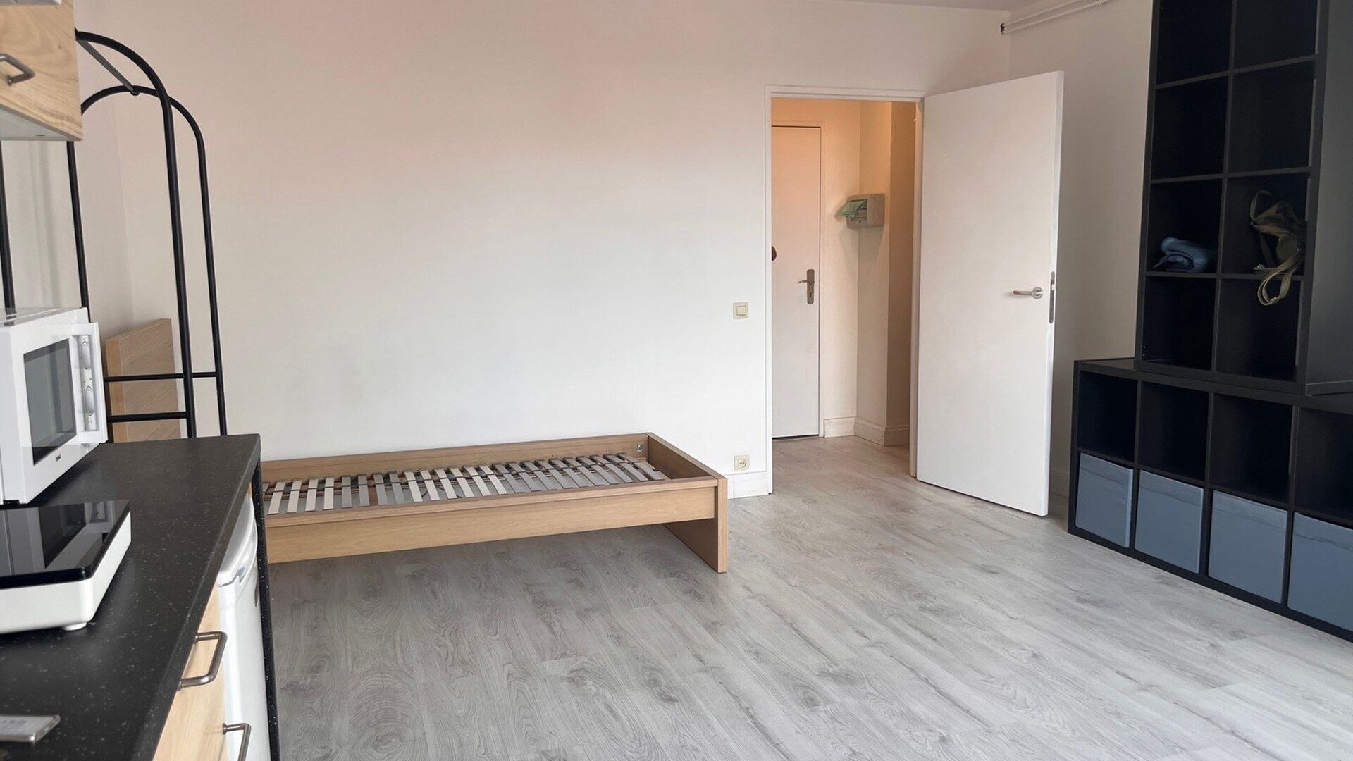 Spacious and bright studio, quietly located at the rear of Mechelsestraat, within walking distance of Leuven city centre. Thanks to its central location, public transport and the ring road around Leuven are also easily accessible.
The studio is situated