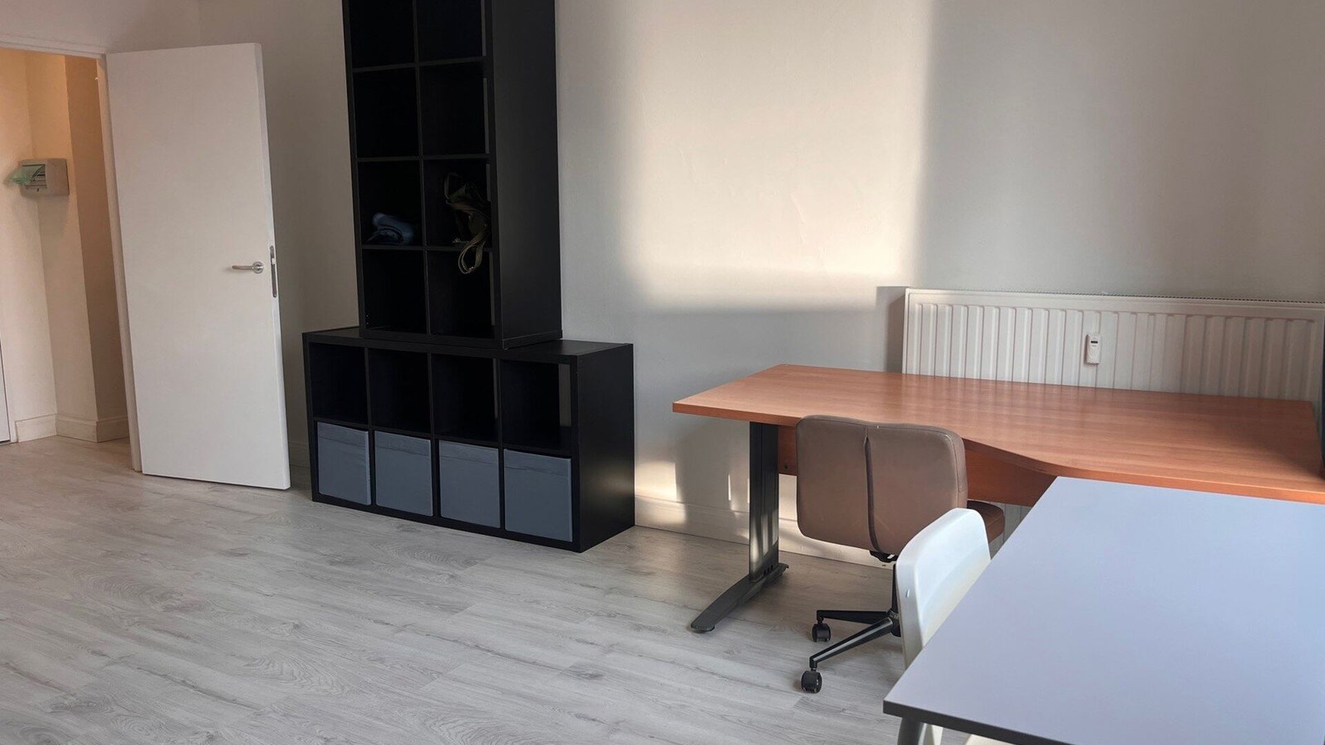 Spacious and bright studio, quietly located at the rear of Mechelsestraat, within walking distance of Leuven city centre. Thanks to its central location, public transport and the ring road around Leuven are also easily accessible.
The studio is situated