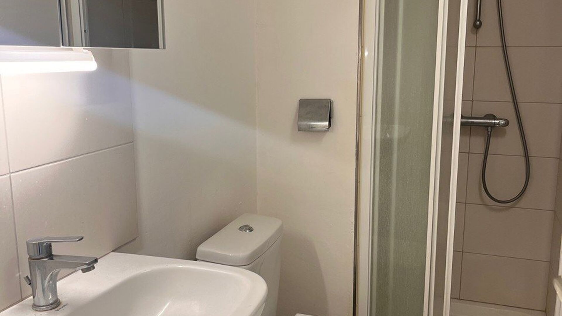 Spacious and bright studio, quietly located at the rear of Mechelsestraat, within walking distance of Leuven city centre. Thanks to its central location, public transport and the ring road around Leuven are also easily accessible.
The studio is situated