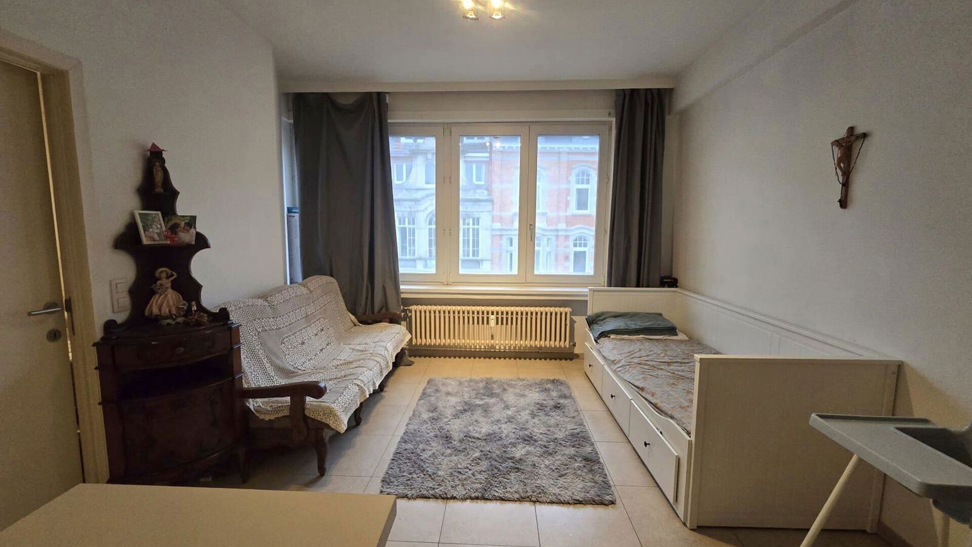Bright and cozy apartment with elevator – ideal for a single person or couple
This pleasant apartment is located on the third floor of a well-maintained building with an elevator and enjoys plenty of natural sunlight thanks to its front-facing location
