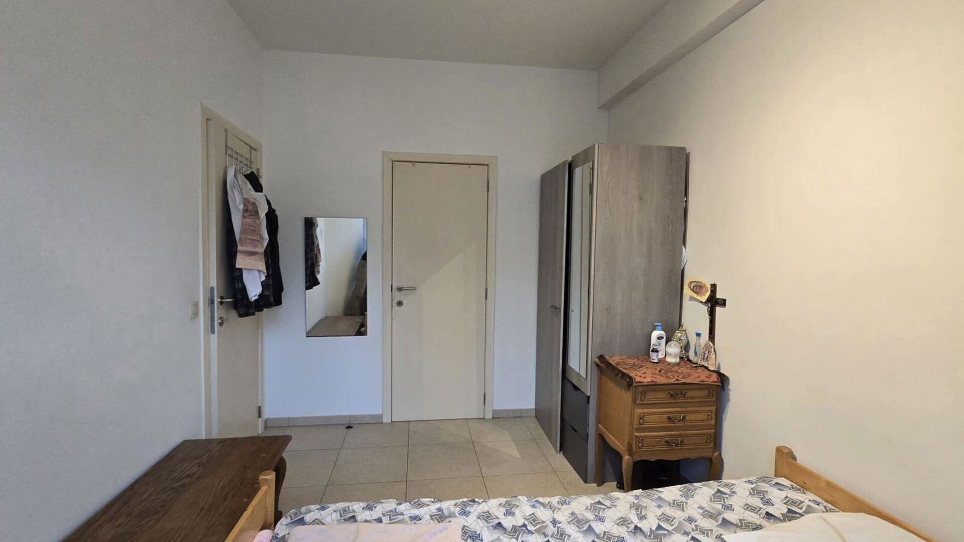 Bright and cozy apartment with elevator – ideal for a single person or couple
This pleasant apartment is located on the third floor of a well-maintained building with an elevator and enjoys plenty of natural sunlight thanks to its front-facing location