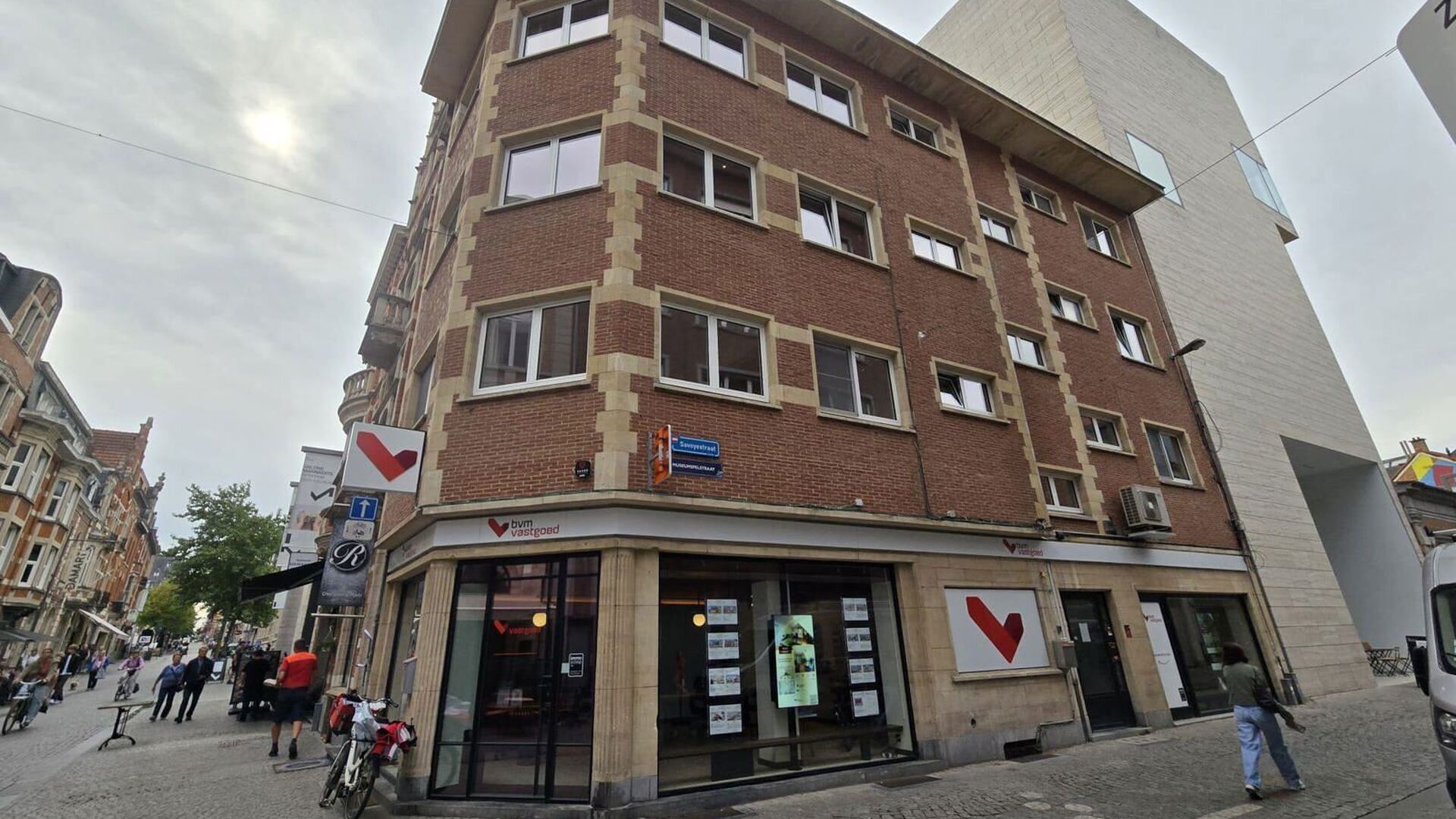 Welcome to Leuven! Located on the first floor of a well-maintained building at Savoyestraat 12, this fully renovated one-bedroom apartment is situated. The apartment was completely renovated in 2026 and combines a modern finish with pleasant, light-filled