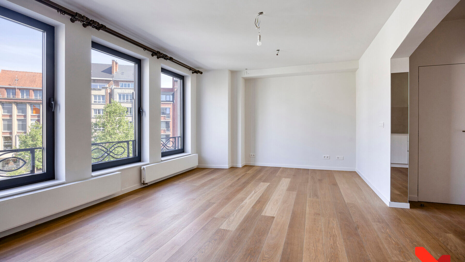 In the vibrant heart of Leuven, overlooking the lively Rector De Somerplein and the iconic St. Peter&rsquo;s Church, you&rsquo;ll find this fully renovated one-bedroom apartment.

The standout feature of this apartment is undoubtedly the open living space, offeri