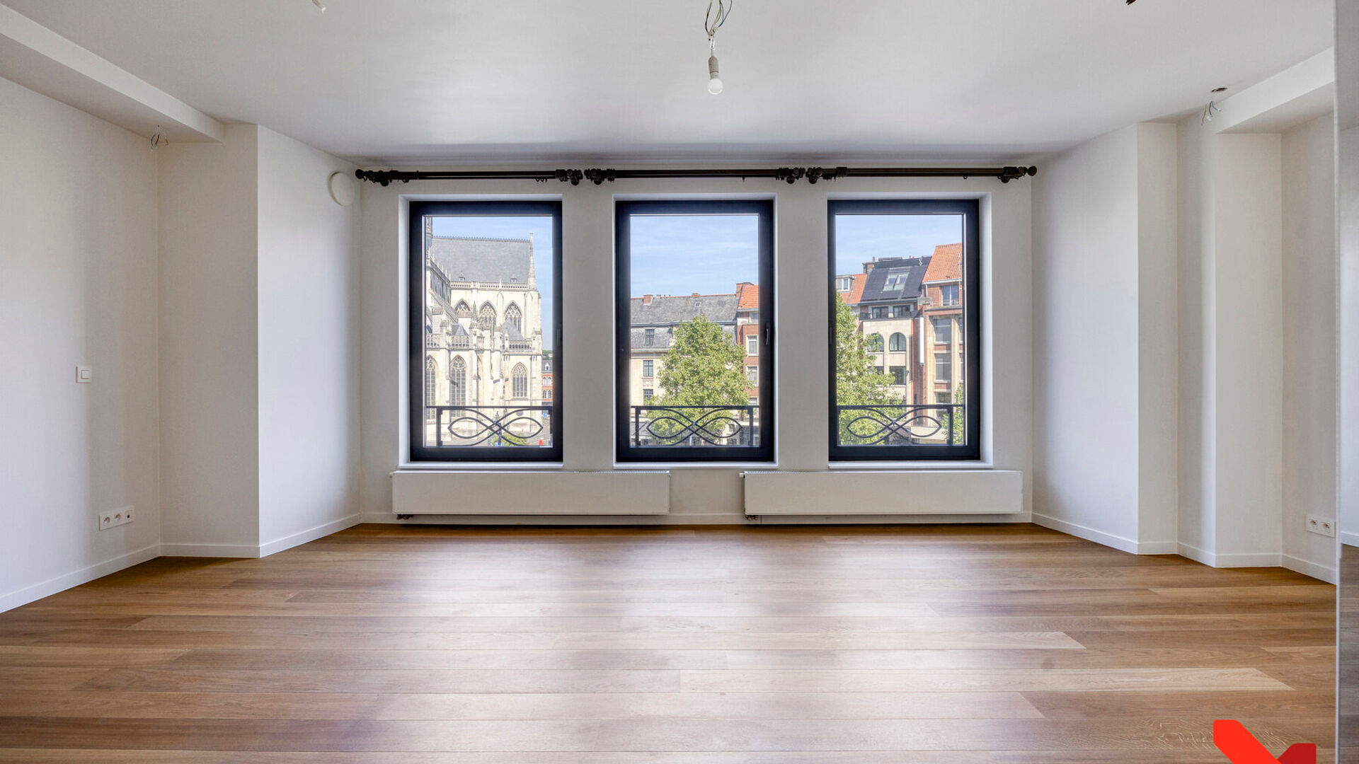 In the vibrant heart of Leuven, overlooking the lively Rector De Somerplein and the iconic St. Peter&rsquo;s Church, you&rsquo;ll find this fully renovated one-bedroom apartment.

The standout feature of this apartment is undoubtedly the open living space, offeri