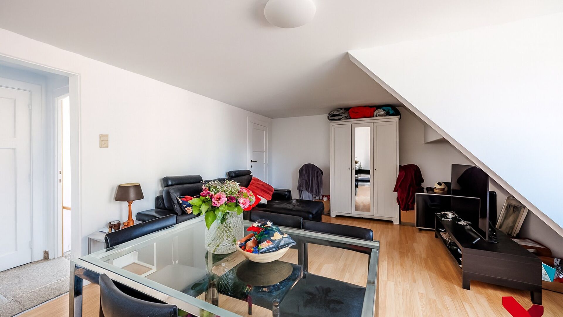1-bedroom apartment to renovate with integrated garage in the heart of Leuven
Are you looking for a charming apartment in the vibrant center of Leuven? Then this property on Ravenstraat, on the corner with Mussenstraat, might be exactly what you’re loo