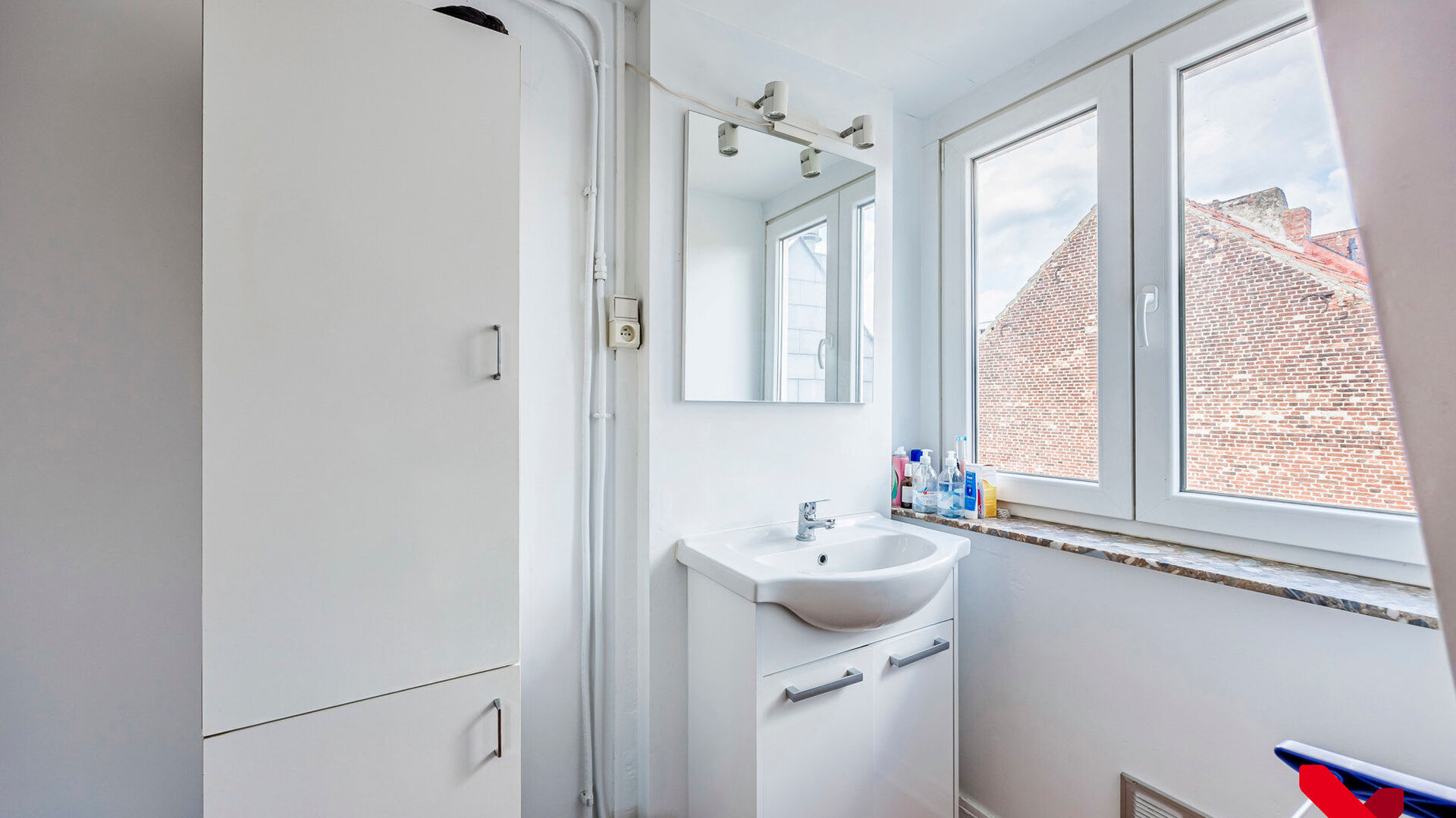 1-bedroom apartment to renovate with integrated garage in the heart of Leuven
Are you looking for a charming apartment in the vibrant center of Leuven? Then this property on Ravenstraat, on the corner with Mussenstraat, might be exactly what you’re loo