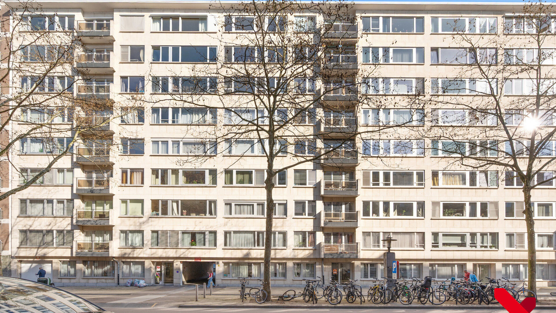 Welcome to Leuven! Are you looking for a cozy, bright, and move-in ready apartment in an absolute prime location? This ground-floor apartment in Residence Lovania has recently been refreshed and repainted, giving it a fresh and well-maintained appearance.