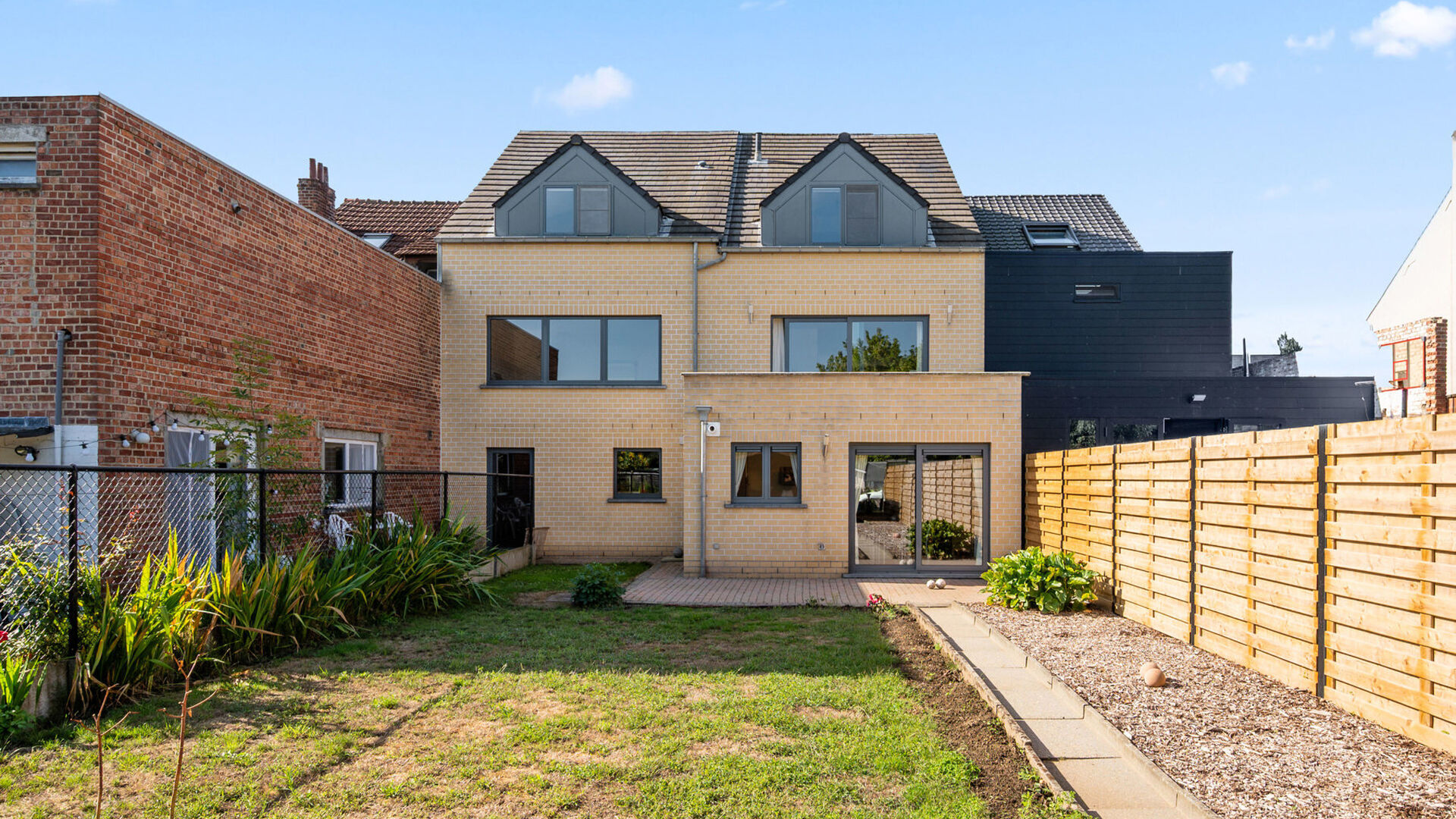 Welcome to Wilsele! Just a stone's throw from Leuven, the canal, and the Bellefroid ponds, you will find this spacious and move-in ready combination of a studio on the ground floor and a duplex on the first and second floors, which is being sold as a sing