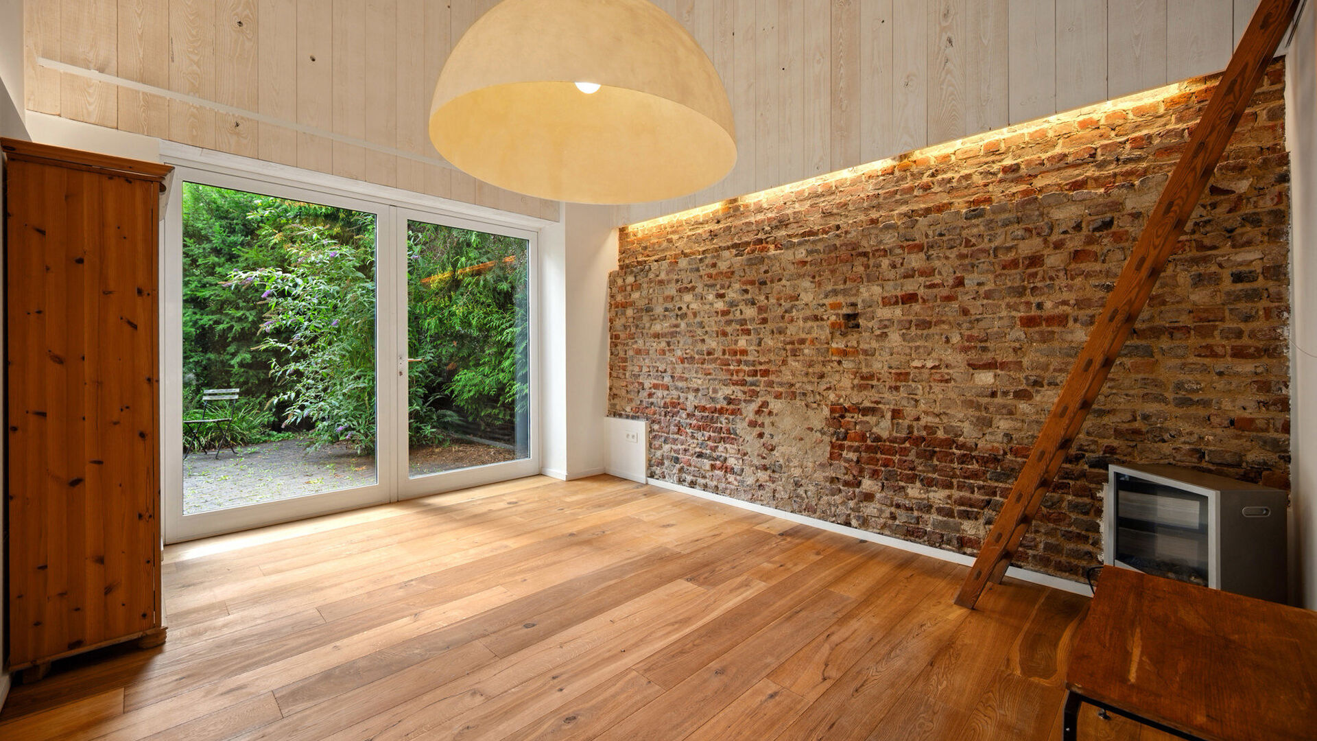 Welkom in Holsbeek! Deze uitzonderlijke woning is gelegen op een prachtlocatie met alle mogelijke faciliteiten in de buurt. De woning onderging een grondige renovatie in 2016 waarbij er onder meer een praktijkruimte, atelier en kantoor werden ingericht. D