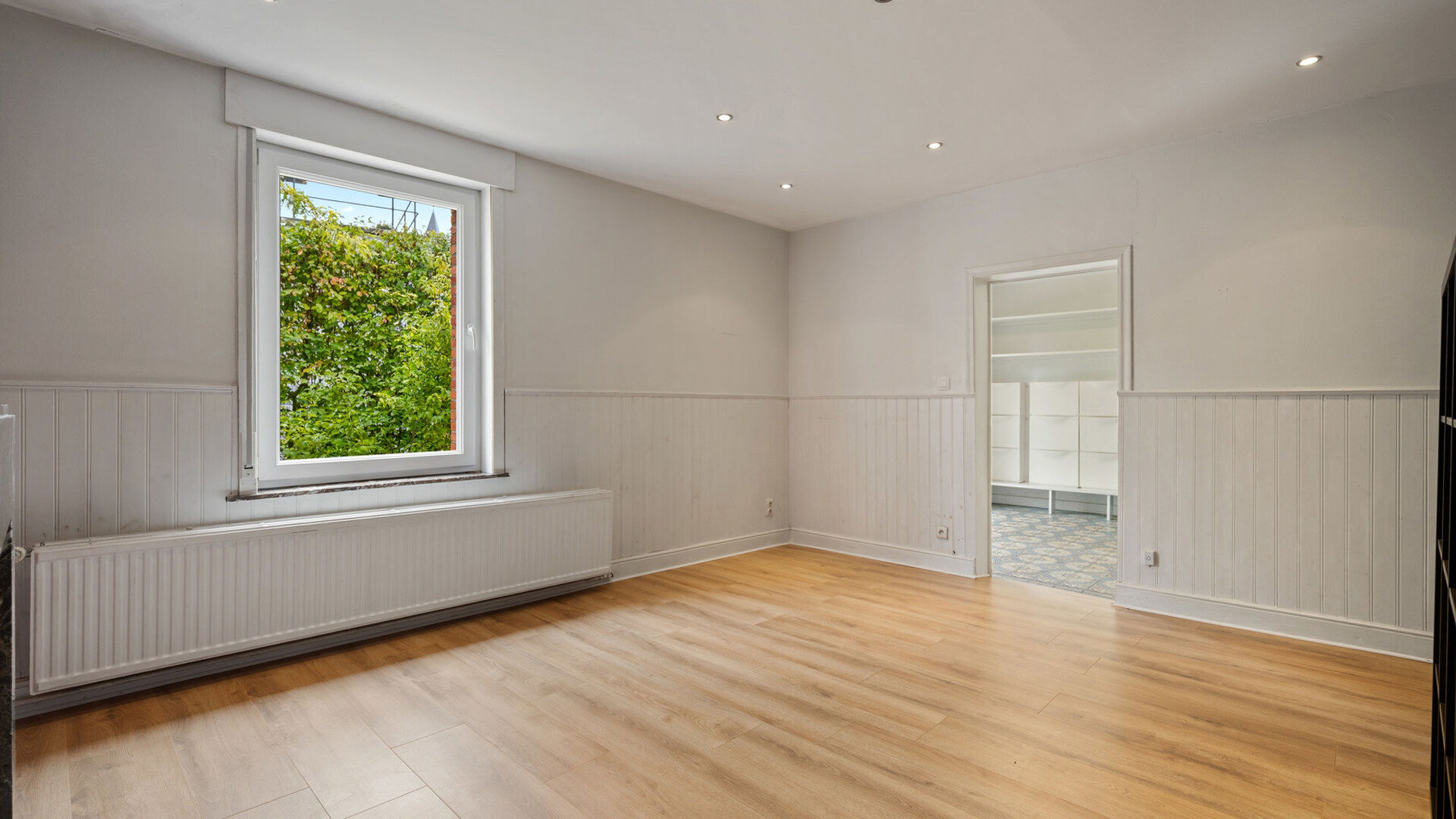 Welkom in Holsbeek! Deze uitzonderlijke woning is gelegen op een prachtlocatie met alle mogelijke faciliteiten in de buurt. De woning onderging een grondige renovatie in 2016 waarbij er onder meer een praktijkruimte, atelier en kantoor werden ingericht. D