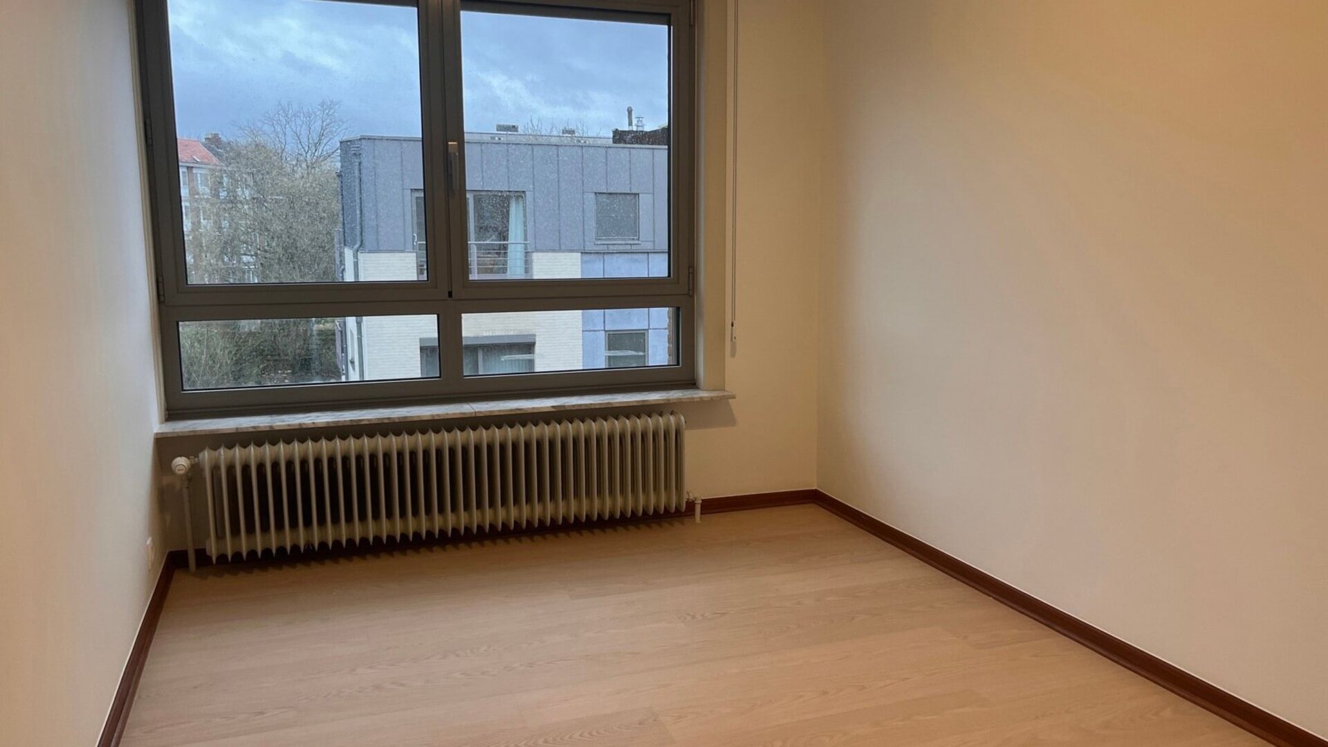 Spacious quietly located bel-étage house for rent in the center of Kessel-Lo, close to Michottepark, within walking distance of department store, station, public transport and within biking distance of Leuven center. This house comprises on the ground fl