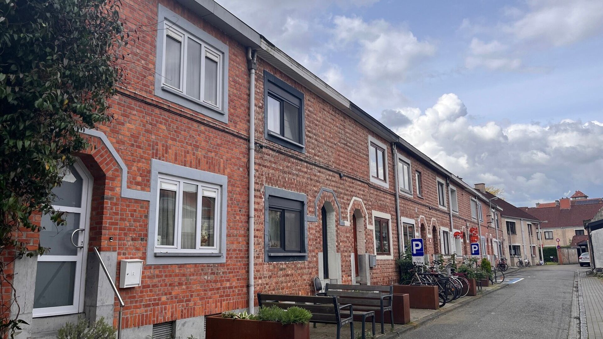 This solid house from the 30's is located in one of the nicest and quietest streets of Leuven. It was completely renovated and has the following layout: Entrance hall, open living room with adjacent new fully equipped kitchen. Bathroom with sink and showe