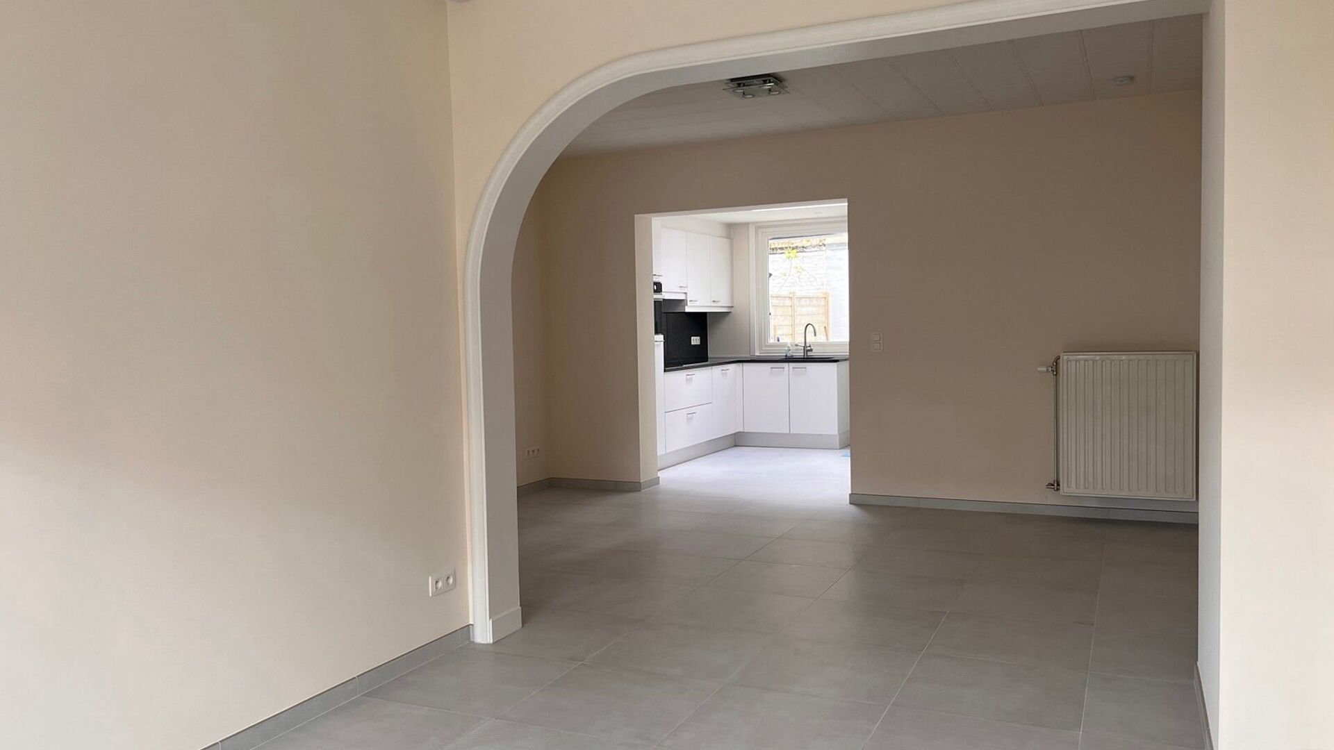 This solid house from the 30's is located in one of the nicest and quietest streets of Leuven. It was completely renovated and has the following layout: Entrance hall, open living room with adjacent new fully equipped kitchen. Bathroom with sink and showe