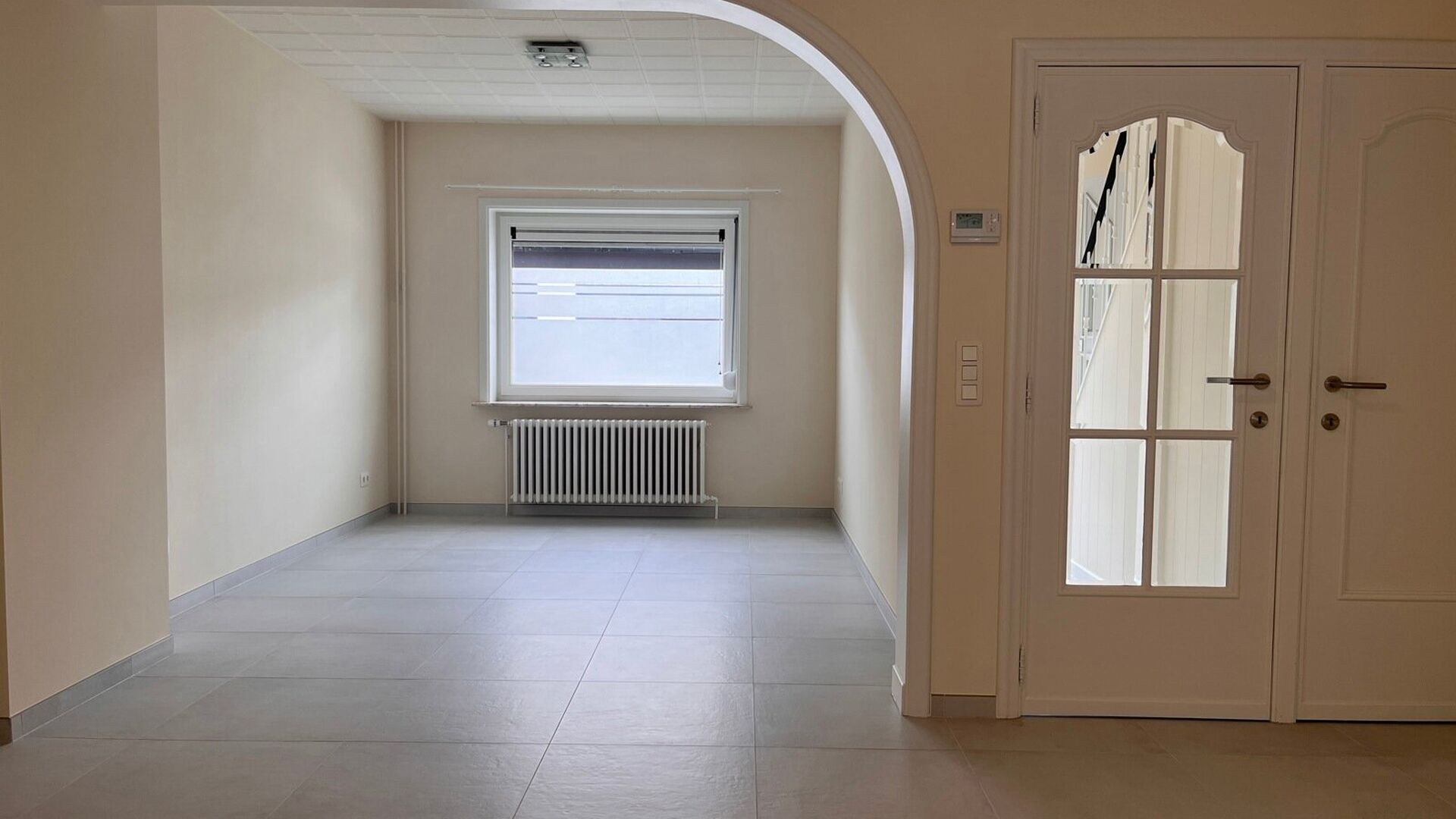 This solid house from the 30's is located in one of the nicest and quietest streets of Leuven. It was completely renovated and has the following layout: Entrance hall, open living room with adjacent new fully equipped kitchen. Bathroom with sink and showe