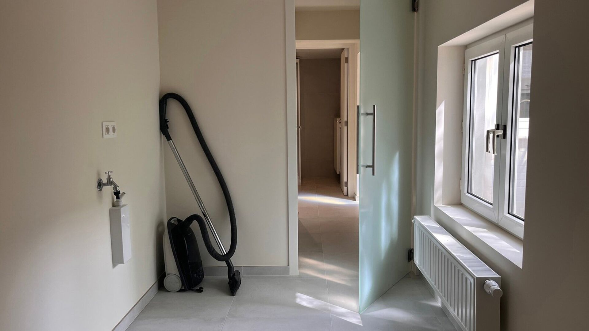 This solid house from the 30's is located in one of the nicest and quietest streets of Leuven. It was completely renovated and has the following layout: Entrance hall, open living room with adjacent new fully equipped kitchen. Bathroom with sink and showe