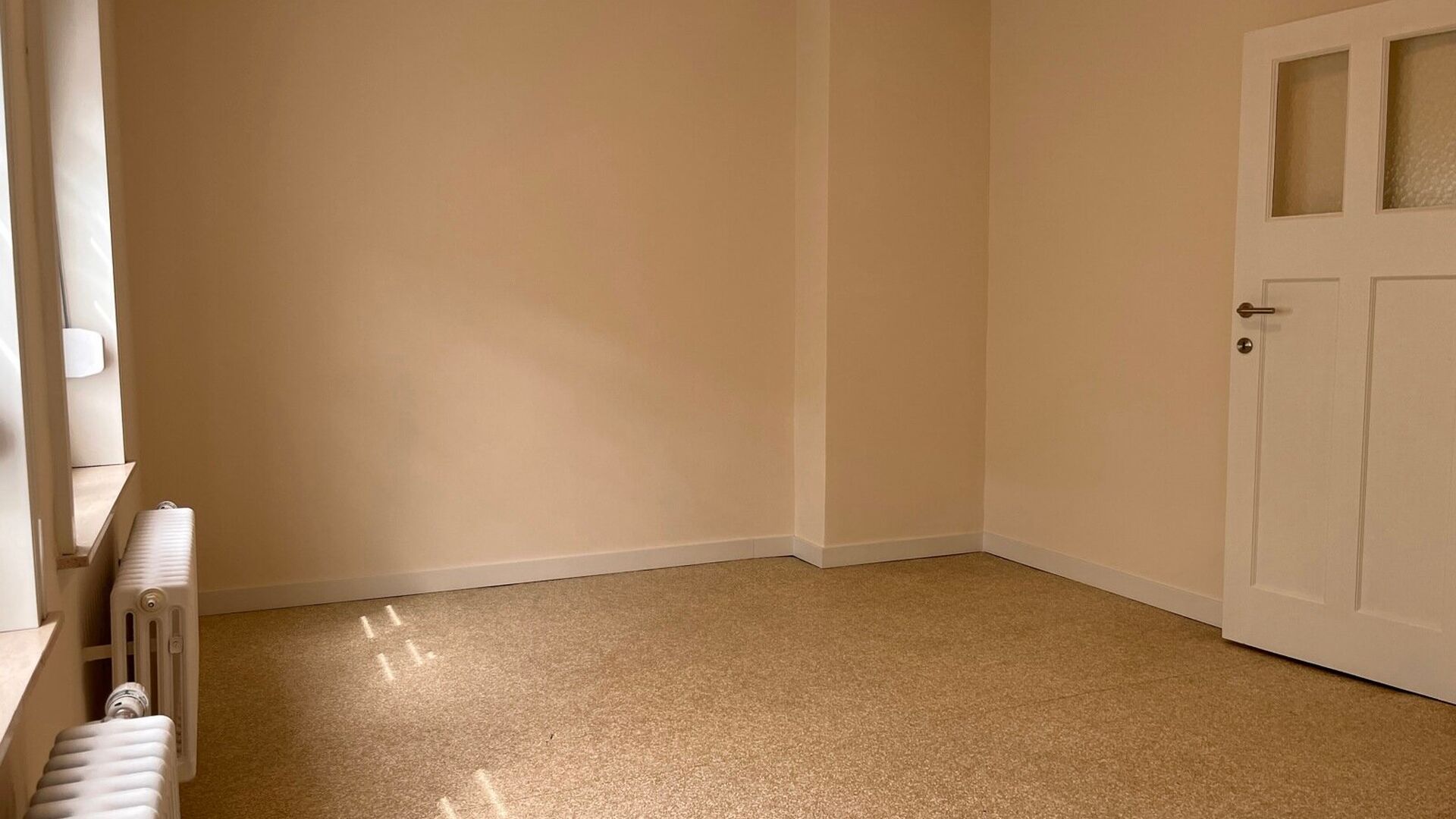 This solid house from the 30's is located in one of the nicest and quietest streets of Leuven. It was completely renovated and has the following layout: Entrance hall, open living room with adjacent new fully equipped kitchen. Bathroom with sink and showe