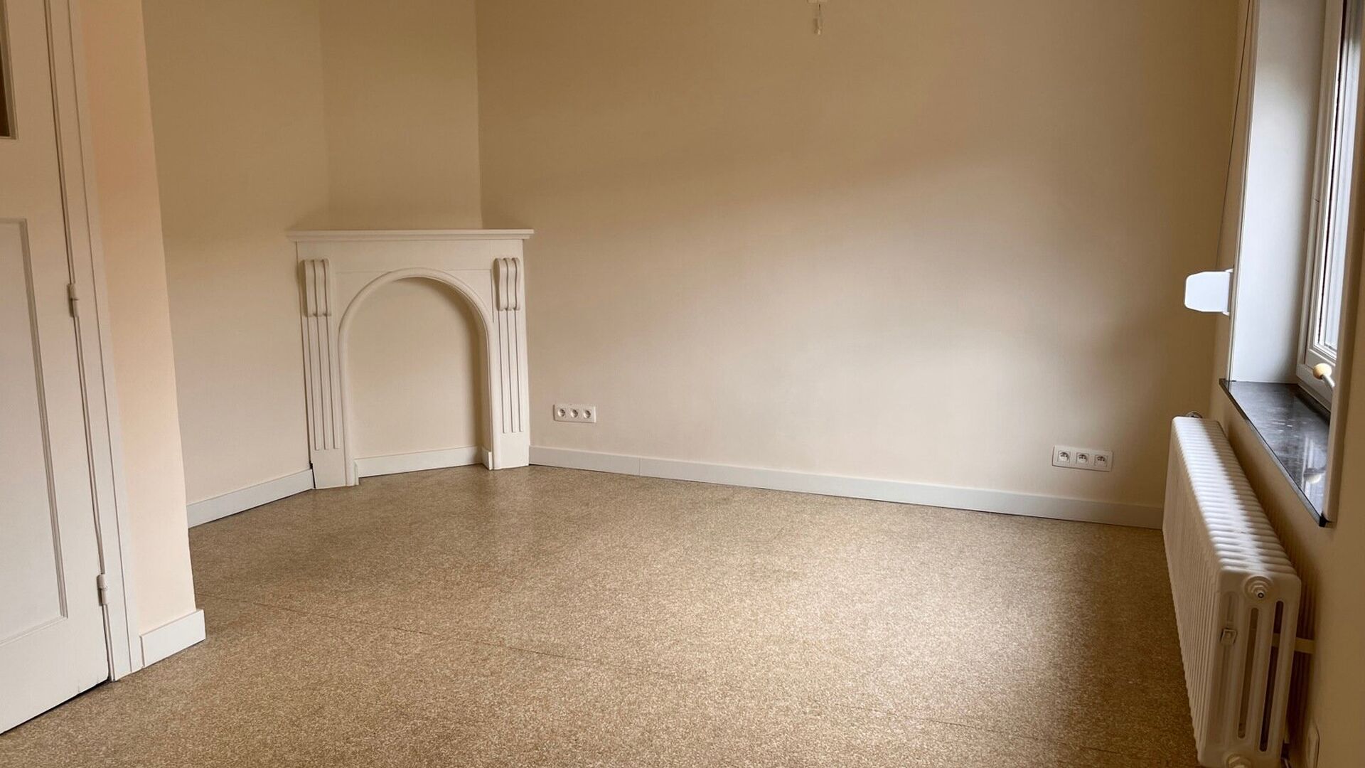 This solid house from the 30's is located in one of the nicest and quietest streets of Leuven. It was completely renovated and has the following layout: Entrance hall, open living room with adjacent new fully equipped kitchen. Bathroom with sink and showe