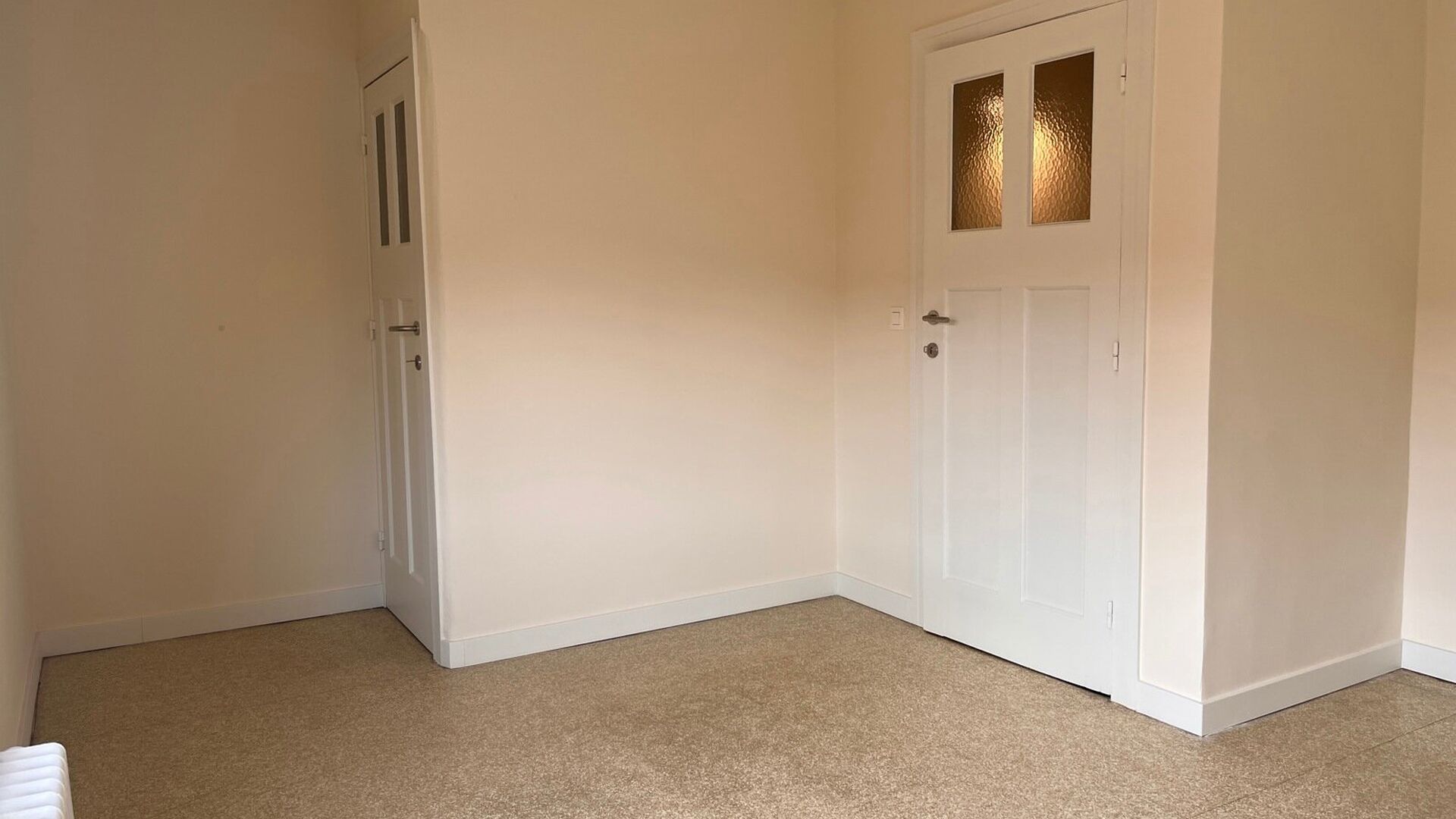 This solid house from the 30's is located in one of the nicest and quietest streets of Leuven. It was completely renovated and has the following layout: Entrance hall, open living room with adjacent new fully equipped kitchen. Bathroom with sink and showe