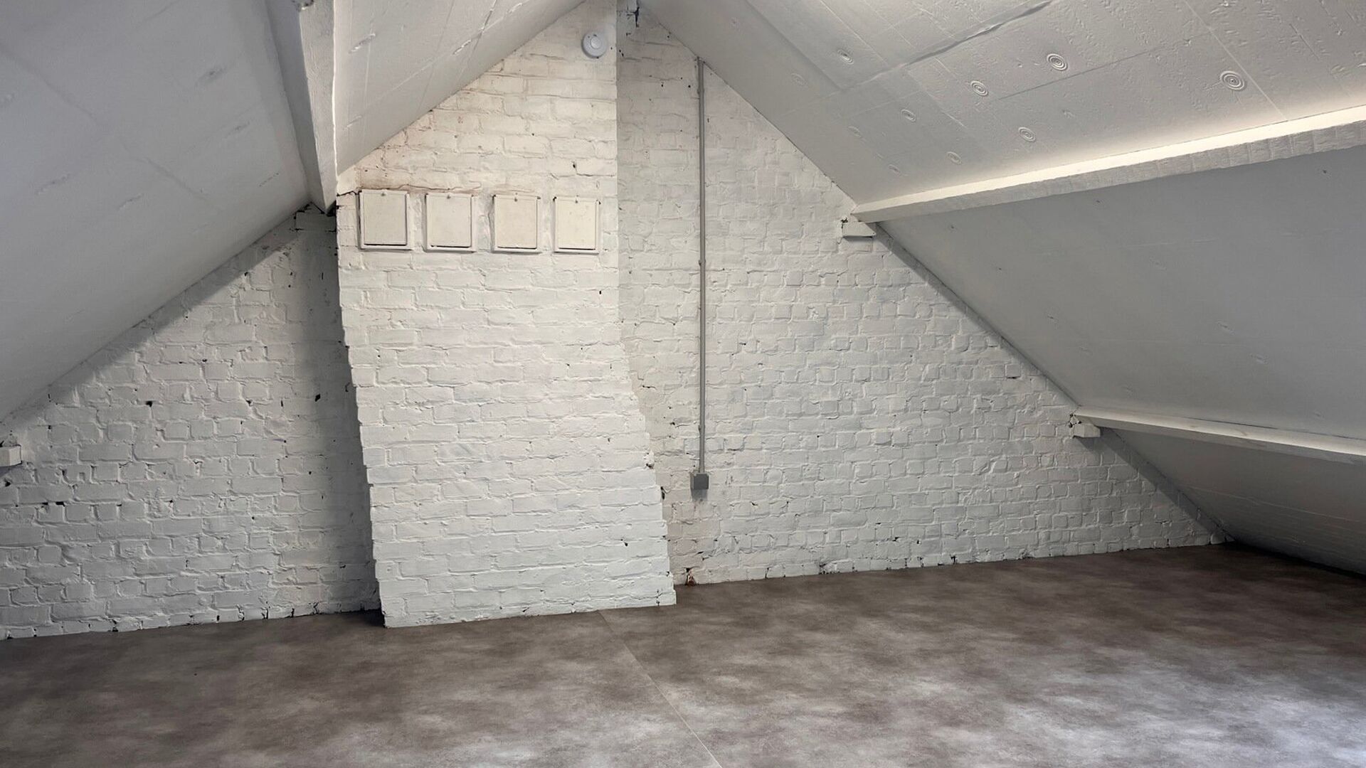 This solid house from the 30's is located in one of the nicest and quietest streets of Leuven. It was completely renovated and has the following layout: Entrance hall, open living room with adjacent new fully equipped kitchen. Bathroom with sink and showe