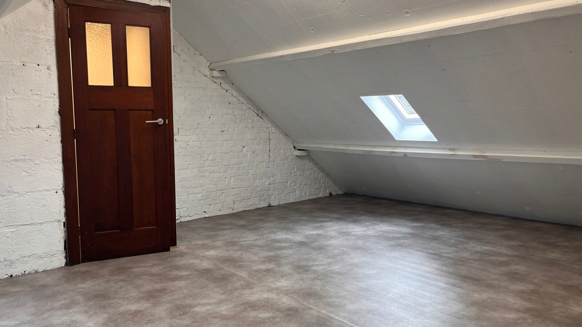 This solid house from the 30's is located in one of the nicest and quietest streets of Leuven. It was completely renovated and has the following layout: Entrance hall, open living room with adjacent new fully equipped kitchen. Bathroom with sink and showe