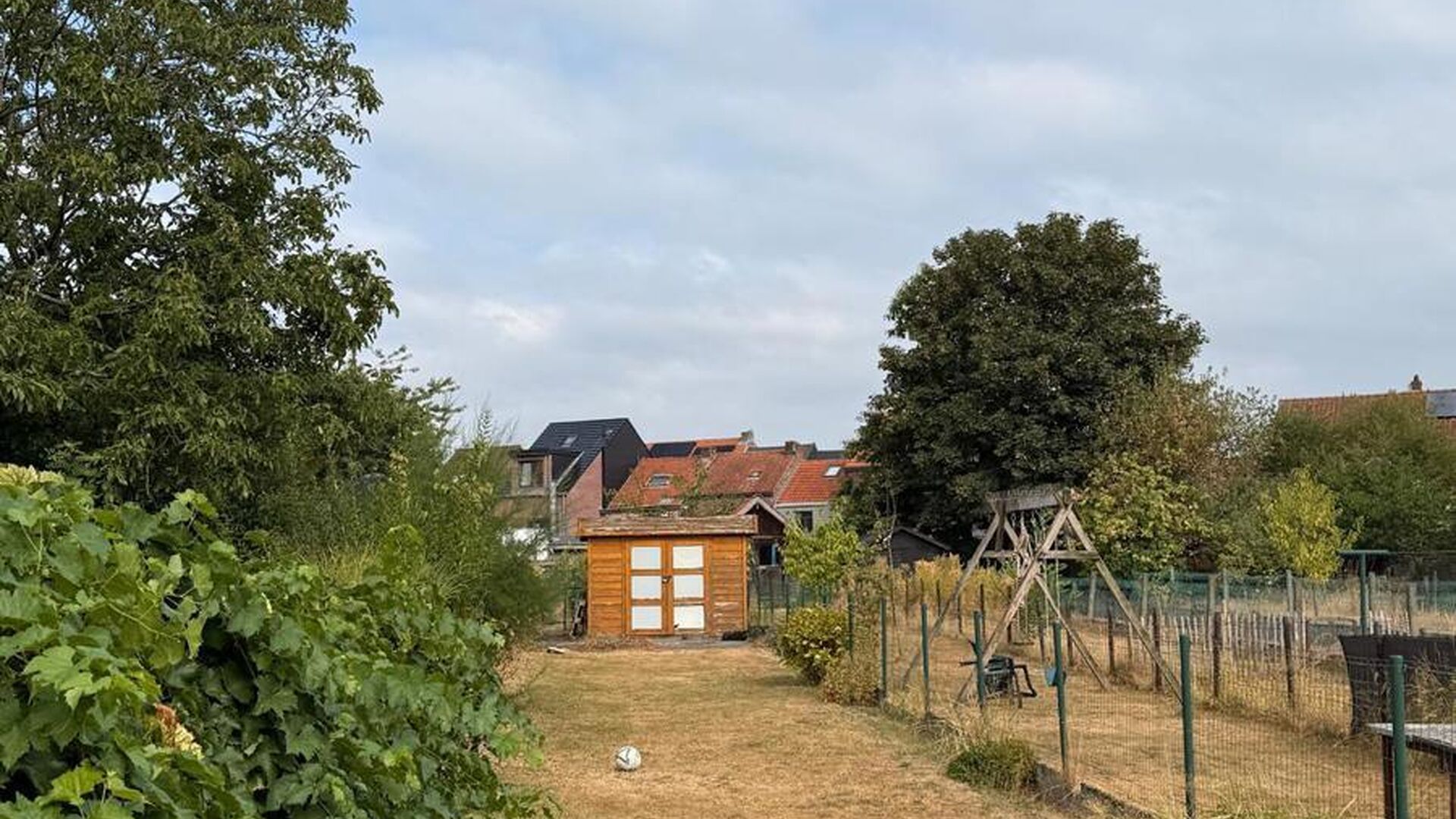 This charming home is located in the quiet and cozy Richard Valvekensstraat in Kessel-op. The home offers an ideal combination of comfort and tranquility, perfect for those looking for a nice place to live in a green and quiet environment.

The house has 