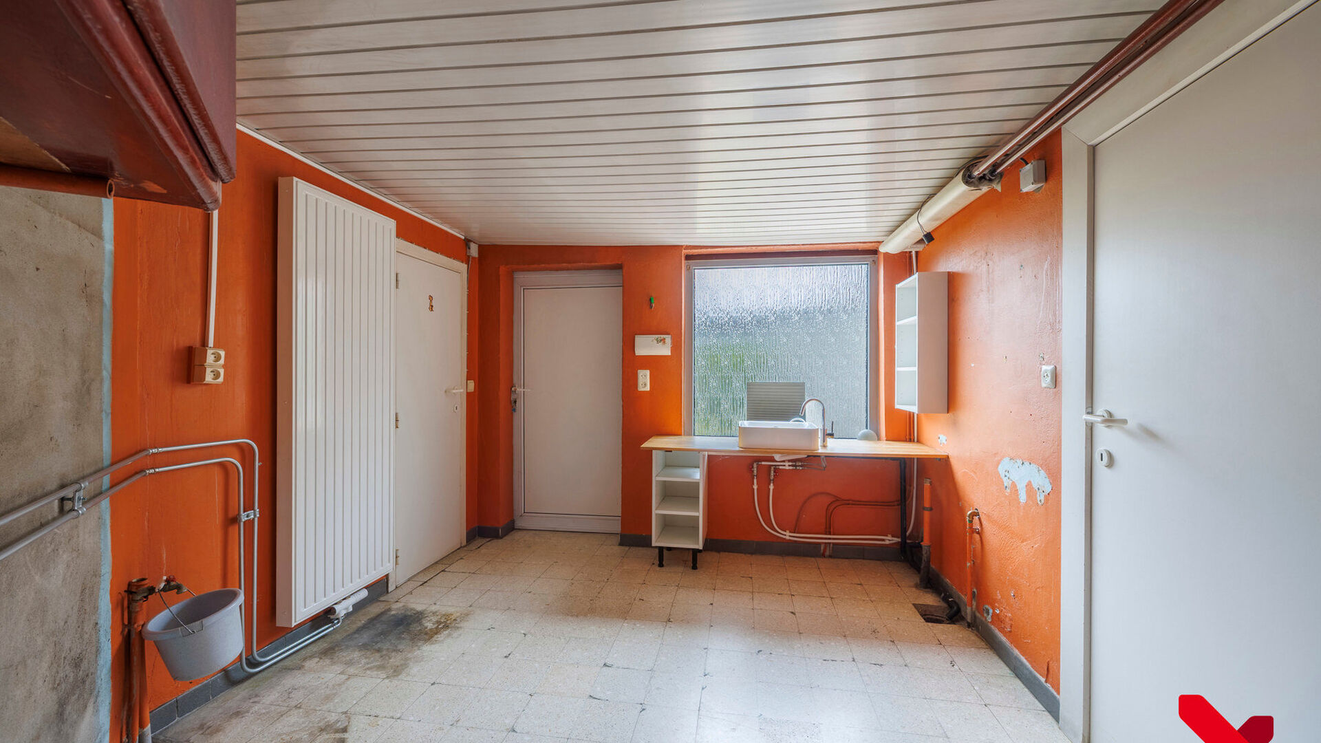 On Kerkomsesteenweg 13 in Boutersem, you will find this semi-detached building (HOB) with 3 bedrooms, garage and a cozy little garden. The house needs complete renovation, but has a solid structure and offers a lot of potential for those looking for a ren