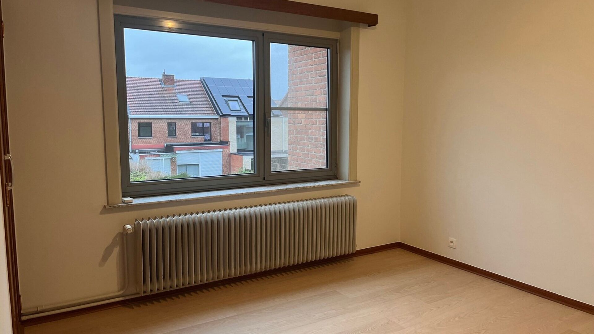 Ruime rustig gelegen bel-étage woning te huur in centrum Kessel-Lo, vlak aan Michottepark, op wandelafstand van grootwarenhuis, station, openbaar vervoer en op fietsafstand van centrum Leuven. Deze woning omvat op het gelijkvloers, een ruime inkomhal met