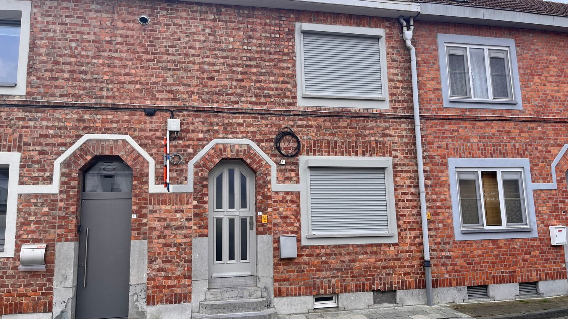 Deze degelijke woning uit de jaren 30 bevindt zich in een van de gezelligste en rustigste straatjes van Leuven. Ze werd volledig gerenoveerd en heeft volgende indeling: Inkomhal, open leefruimte met aansluitend nieuwe volledig geïnstalleerde keuken. Badk