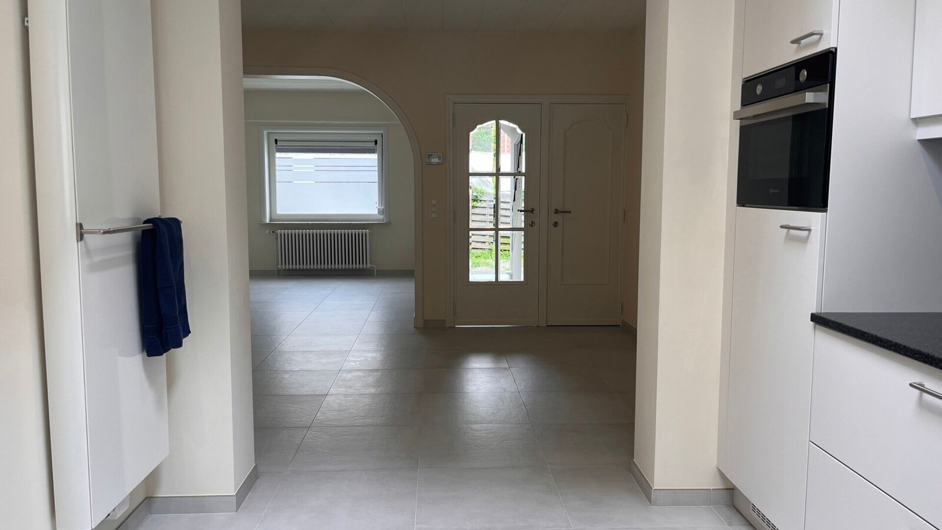 Deze degelijke woning uit de jaren 30 bevindt zich in een van de gezelligste en rustigste straatjes van Leuven. Ze werd volledig gerenoveerd en heeft volgende indeling: Inkomhal, open leefruimte met aansluitend nieuwe volledig geïnstalleerde keuken. Badk