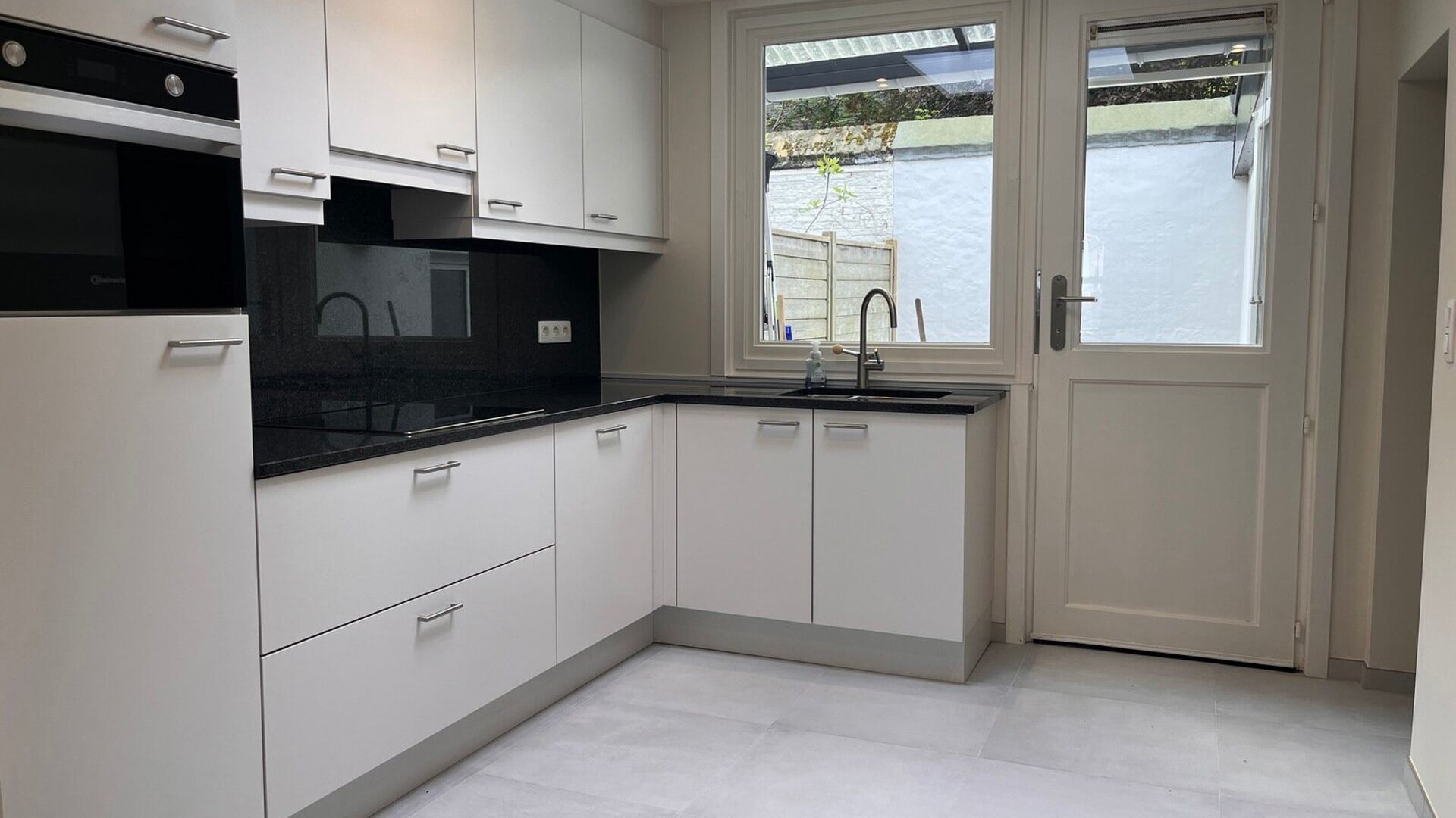 Deze degelijke woning uit de jaren 30 bevindt zich in een van de gezelligste en rustigste straatjes van Leuven. Ze werd volledig gerenoveerd en heeft volgende indeling: Inkomhal, open leefruimte met aansluitend nieuwe volledig geïnstalleerde keuken. Badk