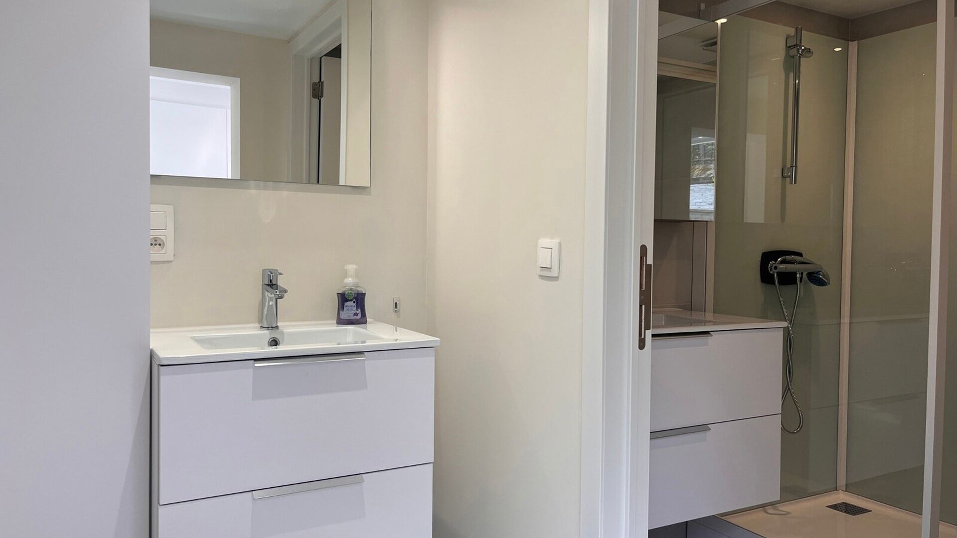 Deze degelijke woning uit de jaren 30 bevindt zich in een van de gezelligste en rustigste straatjes van Leuven. Ze werd volledig gerenoveerd en heeft volgende indeling: Inkomhal, open leefruimte met aansluitend nieuwe volledig geïnstalleerde keuken. Badk