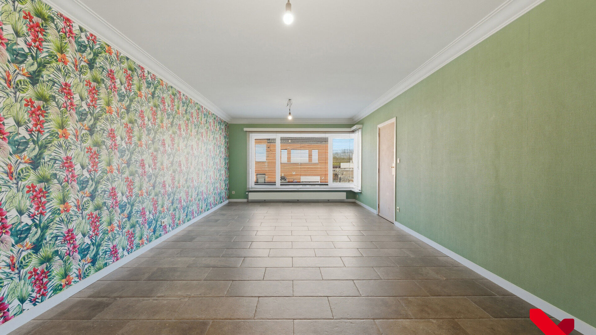 Welkom in Scherpenheuvel-Zichem! Deze charmante halfopen bebouwing is gelegen op een ruim perceel en bevindt zich op een strategische ligging tussen de steden Leuven, Aarschot en Diest. Ondanks zijn rustige ligging, bevinden we ons toch op wandelafstand v