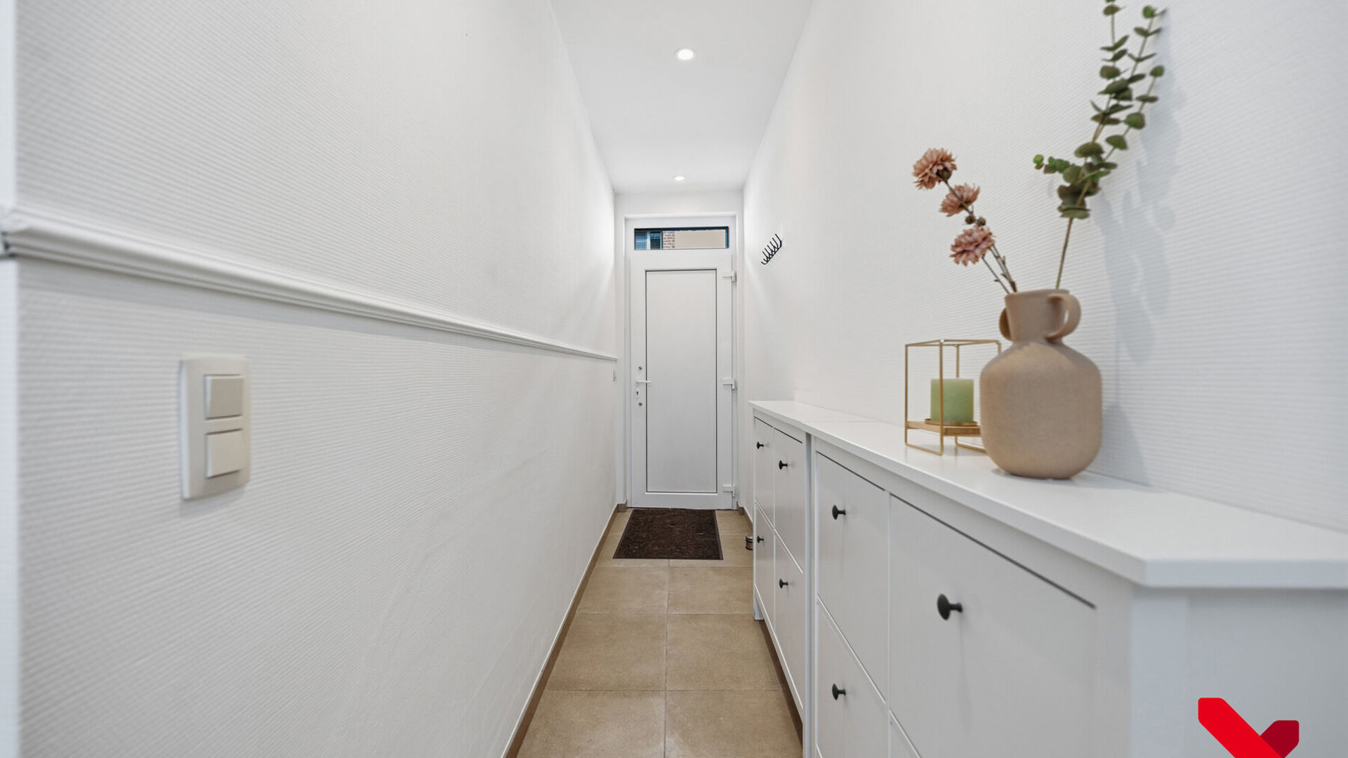 Welkom in Tienen! Deze instapklare woning, volledig gerenoveerd in 2018, geniet van een rustige ligging aan de stadsrand, met winkels, scholen en openbaar vervoer op wandel- en fietsafstand.
Via de inkomhal met vestiaire betreden we de woning. De open le