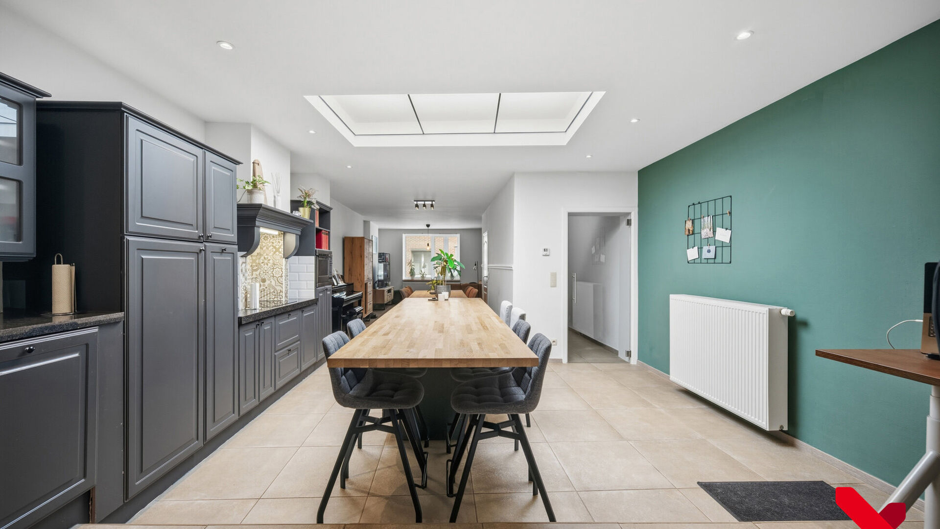 Welkom in Tienen! Deze instapklare woning, volledig gerenoveerd in 2018, geniet van een rustige ligging aan de stadsrand, met winkels, scholen en openbaar vervoer op wandel- en fietsafstand.
Via de inkomhal met vestiaire betreden we de woning. De open le